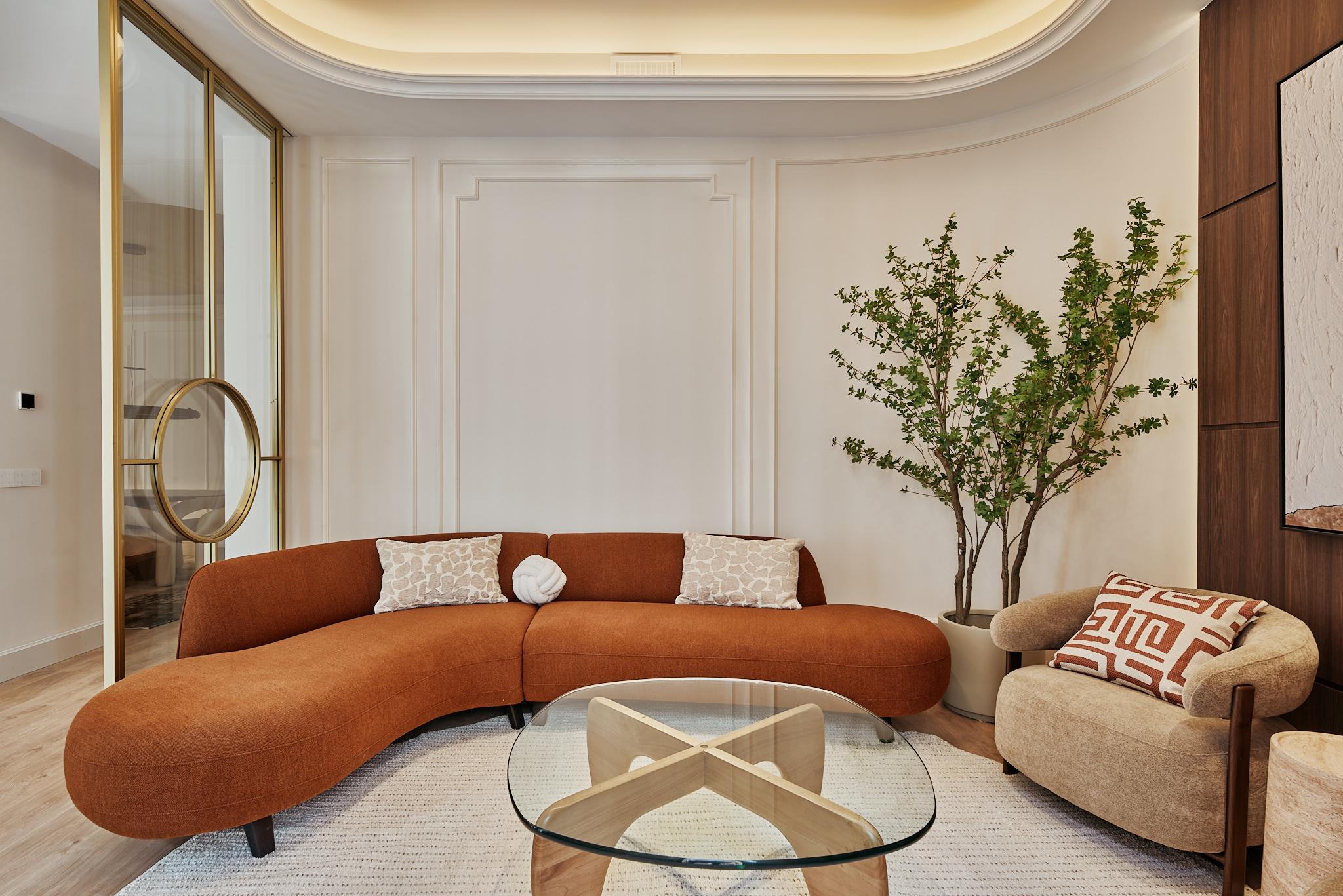 Exquisite Restored 1900 Residence with Sauna and Balcony in Premier Madrid Locale