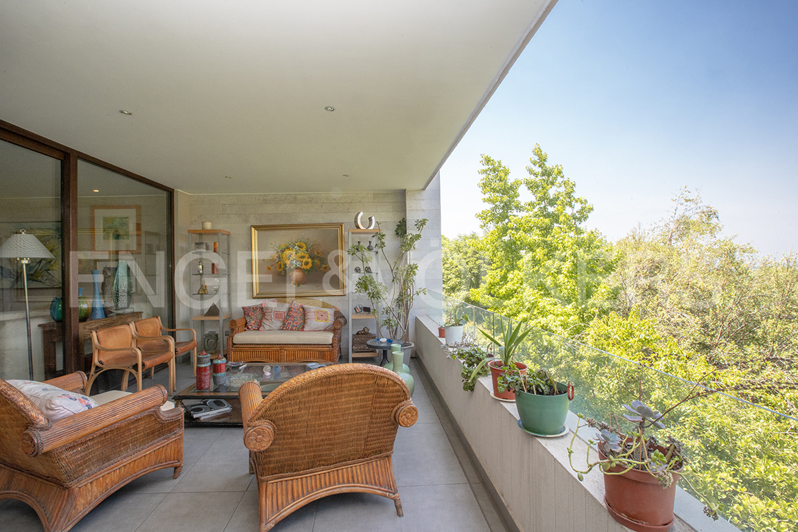Departamento dúplex con jardín de uso comun.