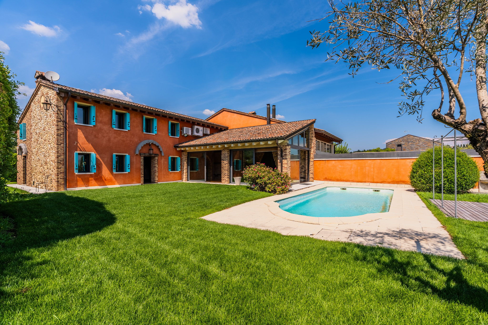 Detached rustic-style villa with pool