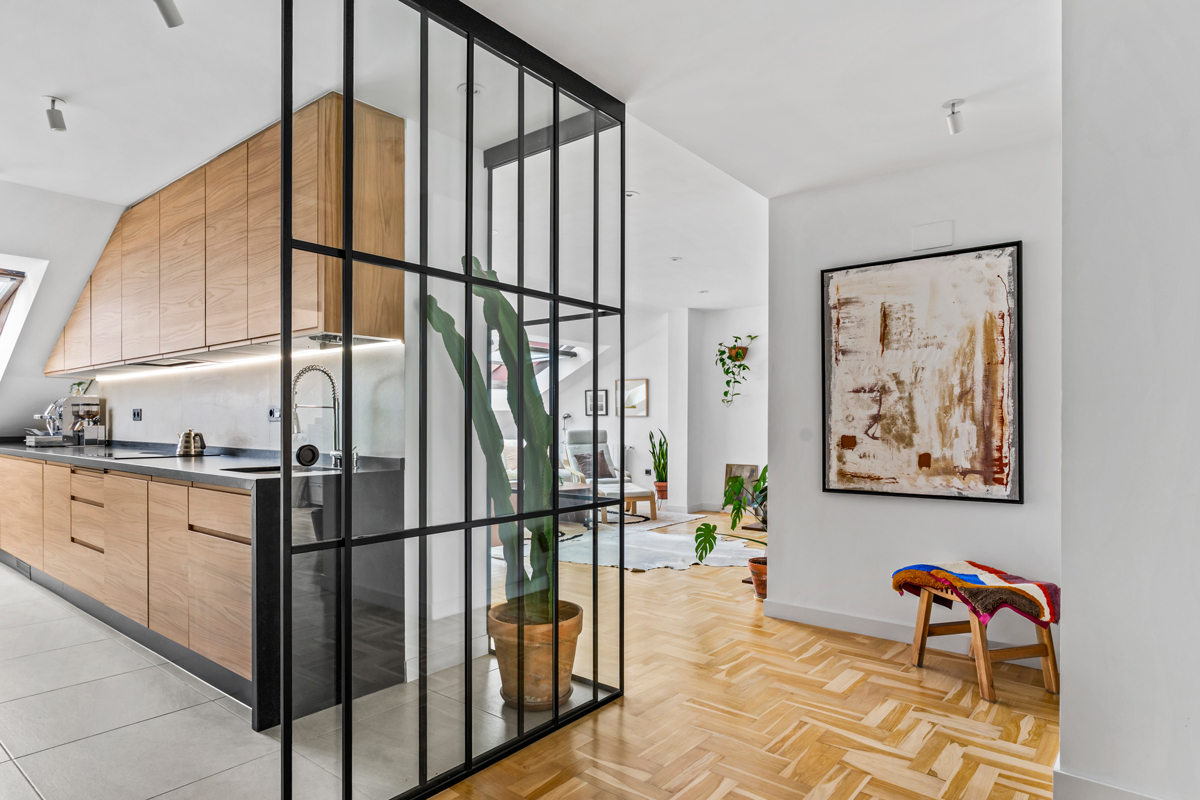 Bright, spacious apartment, impeccably renovated