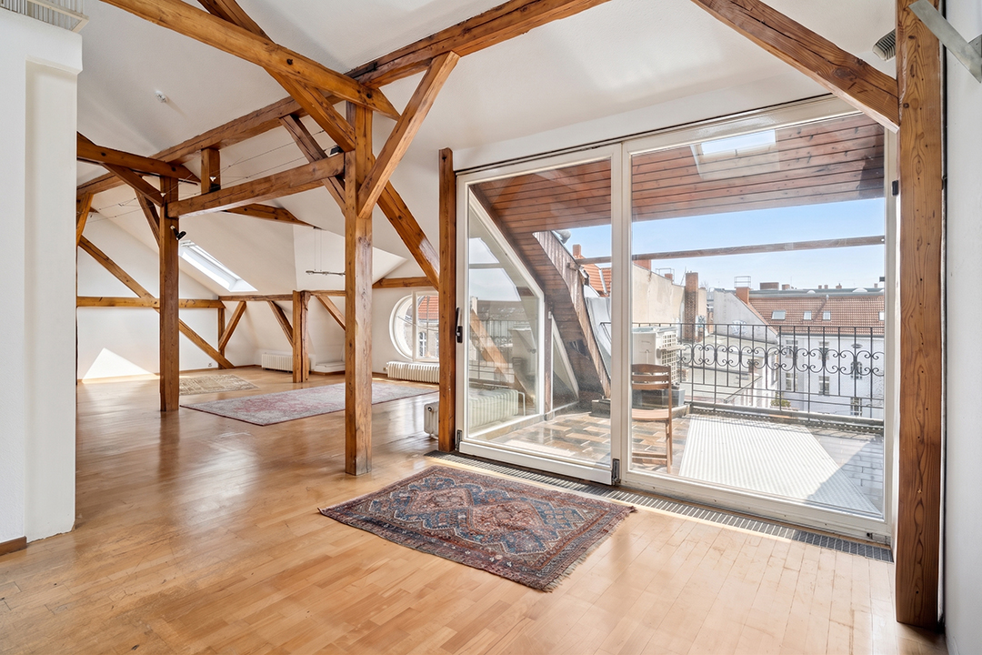 Spacious attic apartment with gallery, roof terrace, and great potential