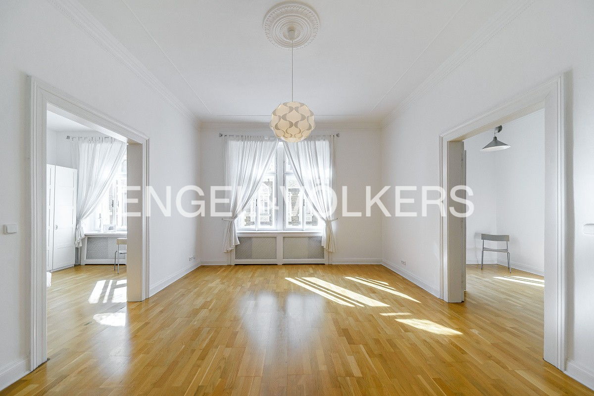 Generous classic apartment 4+1 near Janáčkovo Nábřeží (embankment)