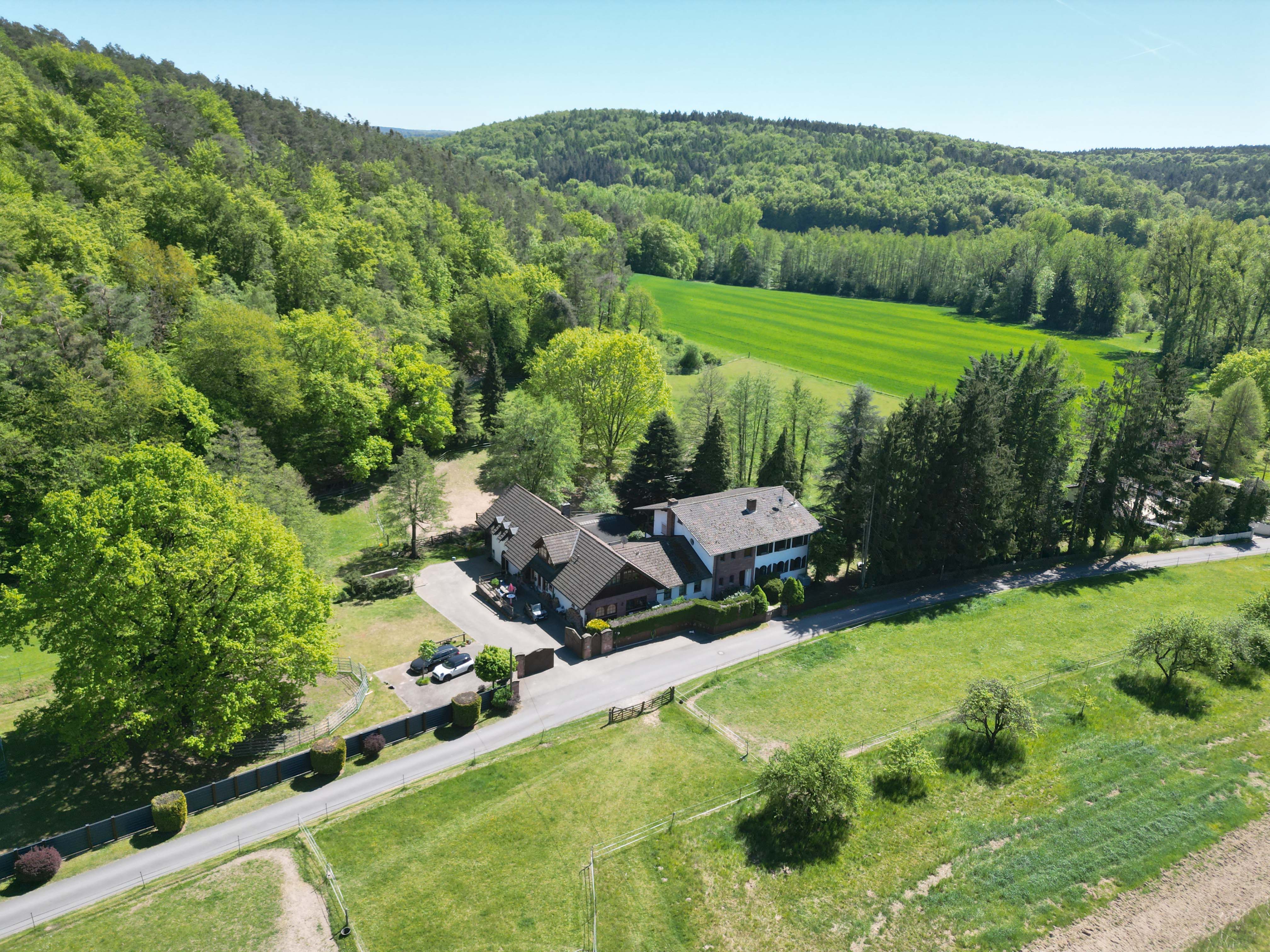 Exklusive Hofreite mit EFH, ZFH & Pferdehaltung in privater Waldrandlage