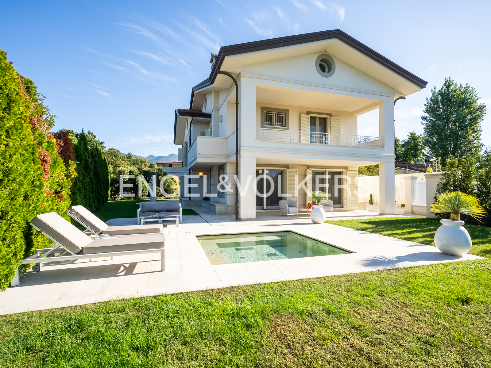 Classic Villa in the prestigious Vittoria Apuana district of Forte dei Marmi
