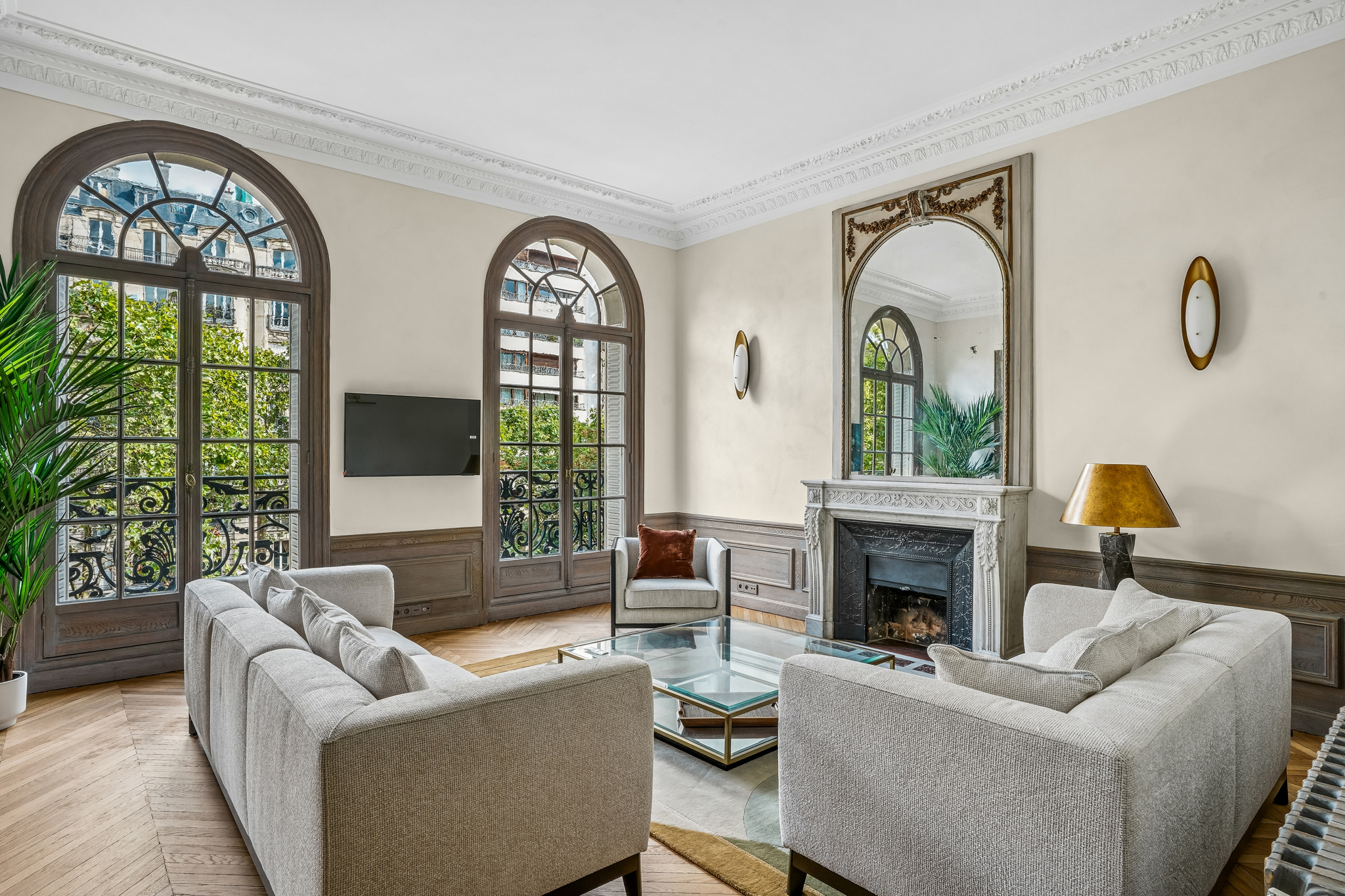 Superb air-conditioned reception apartment with balconies – Boulevard Flandrin