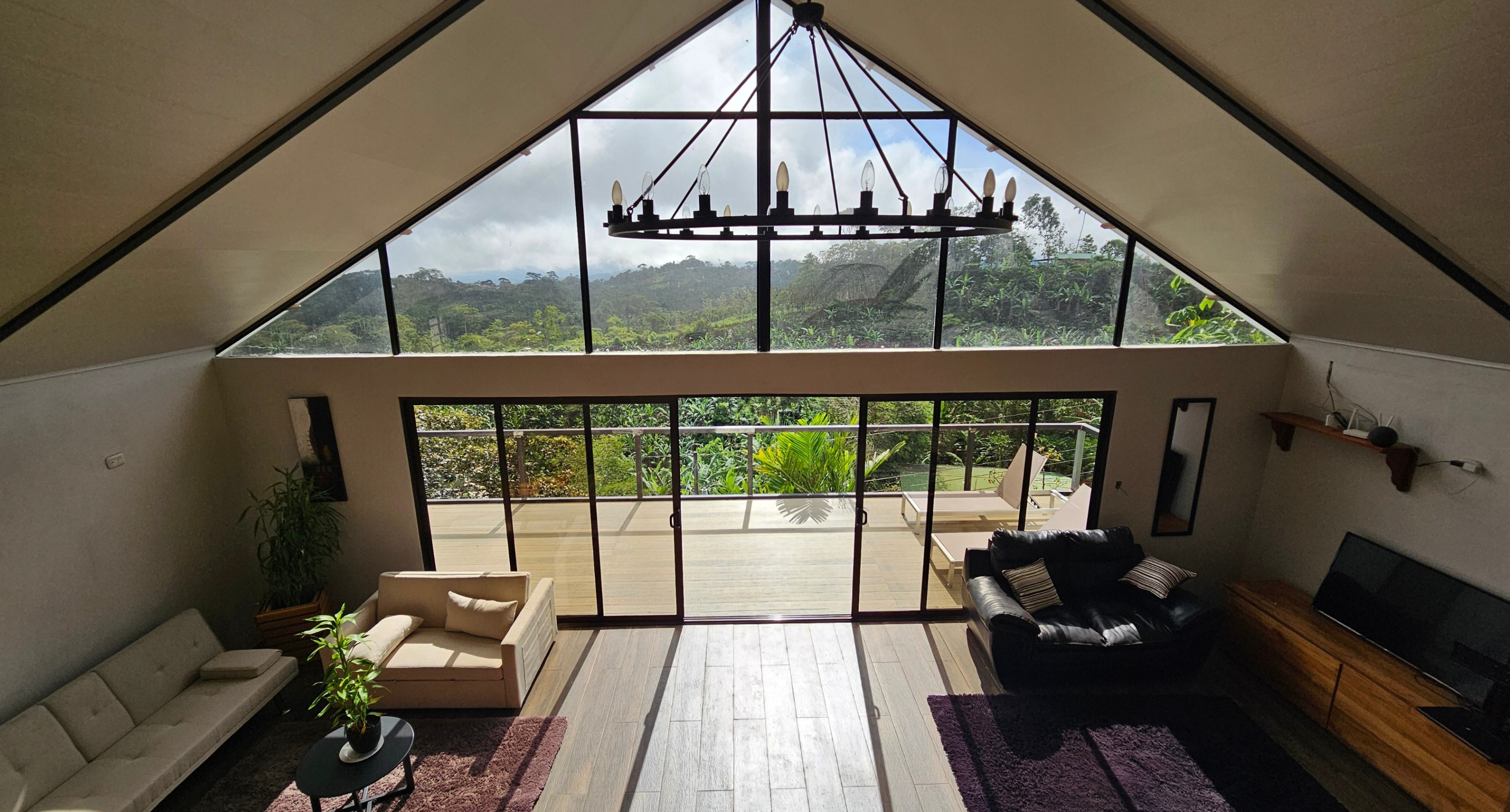 Open-Concept Mountain Home with Panoramic Chirripó Views