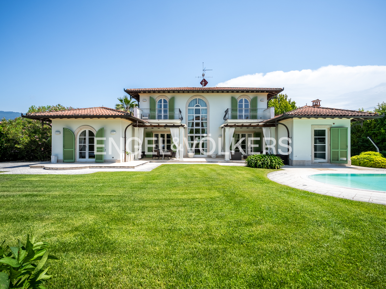 Prestigeträchtige Villa mit Pool in Forte dei Marmi