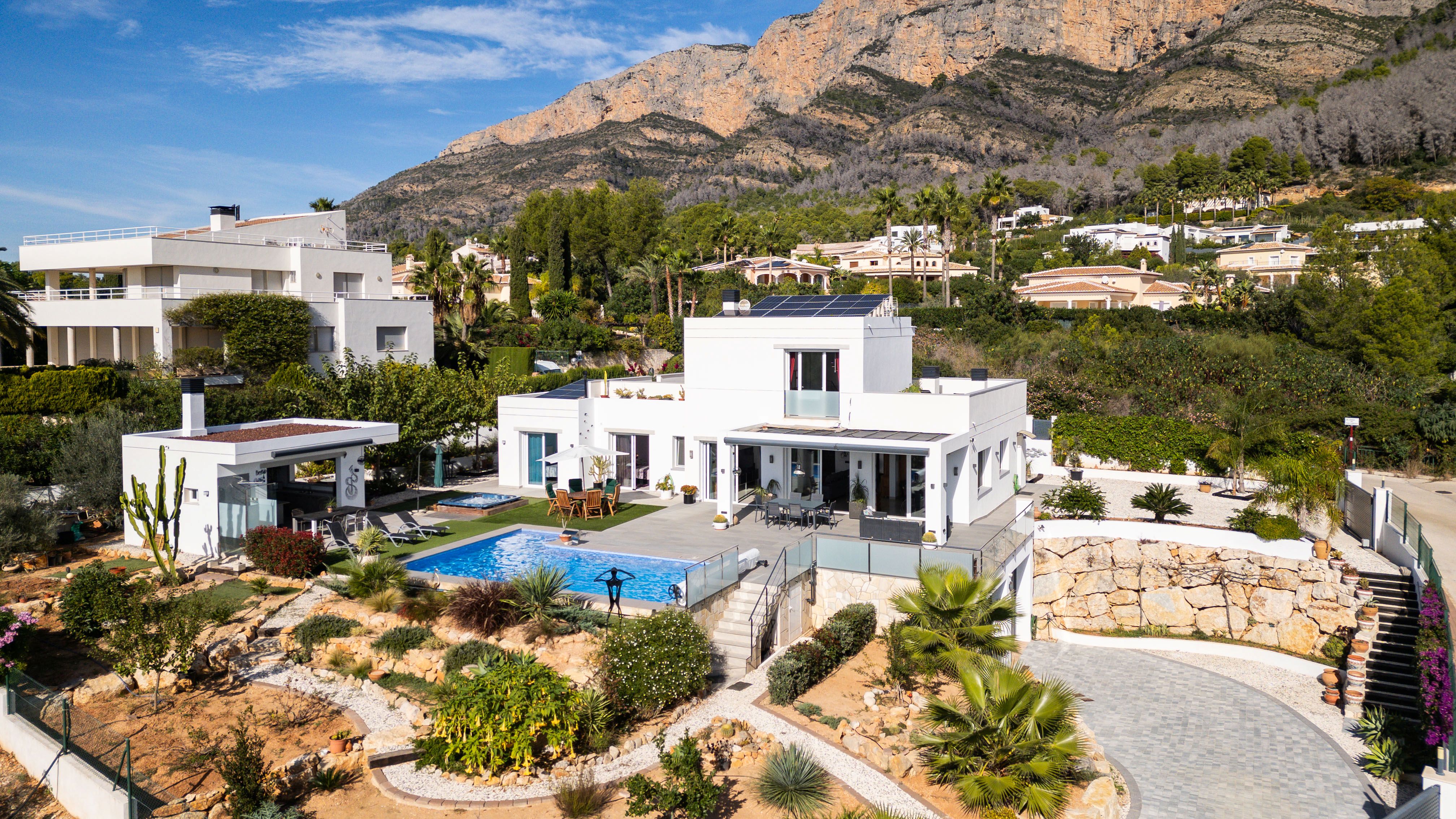 Moderne Luxusvilla mit weitem Grünblick & Montgó-Kulisse in Jávea