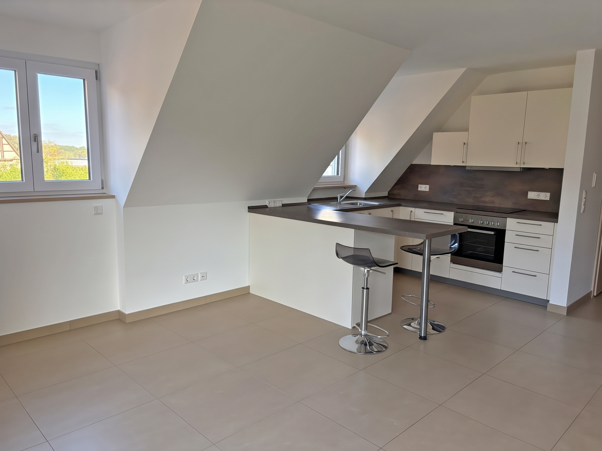 Gepflegte 2-Zimmer-Wohnung mit Einbauküche, Balkon & Stellplatz