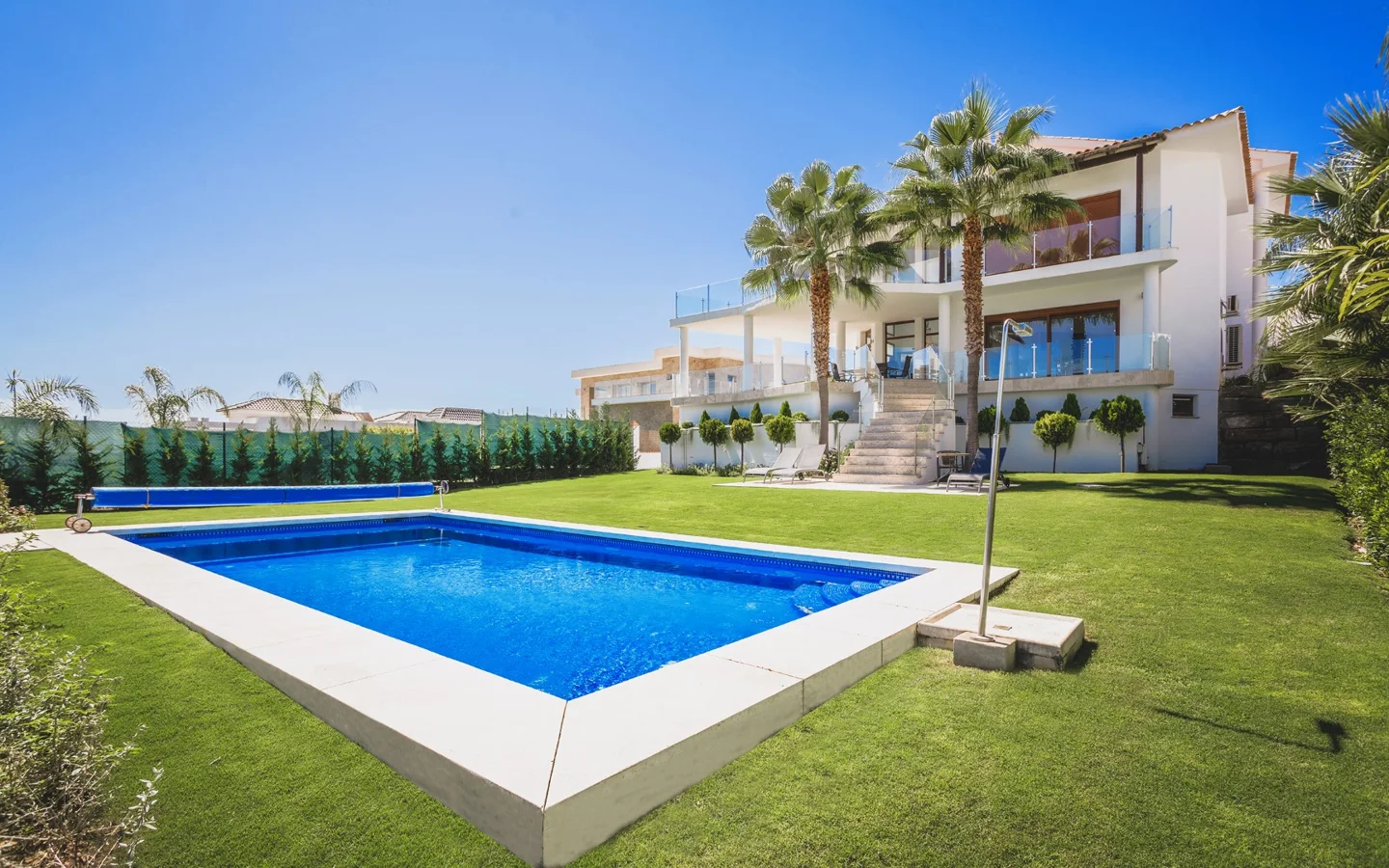 Moderne Villa in erster Reihe im Los Flamingos Golf mit direktem Zugang