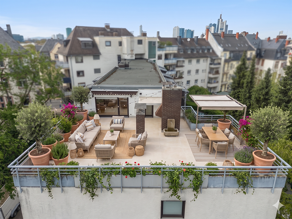 Großzügige Vier-Zimmer-Wohnung mit Dachterrasse in Frankfurt-Sachsenhausen