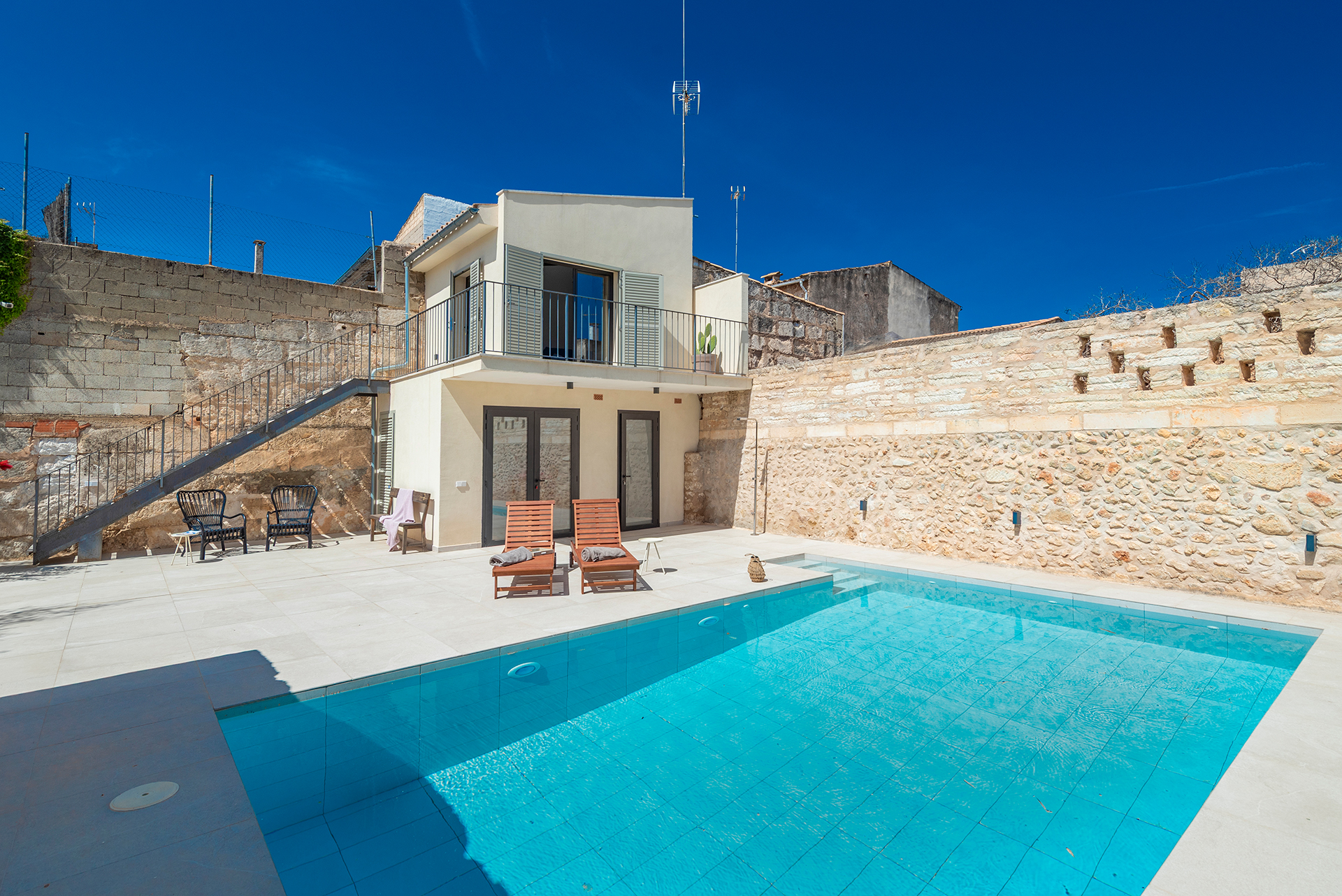 Townhouse with garden, pool and guest house in the center of Sa Pobla
