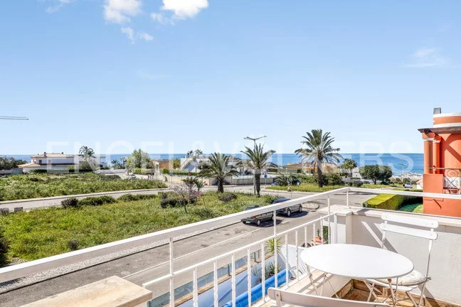 Admirable villa with sea views
