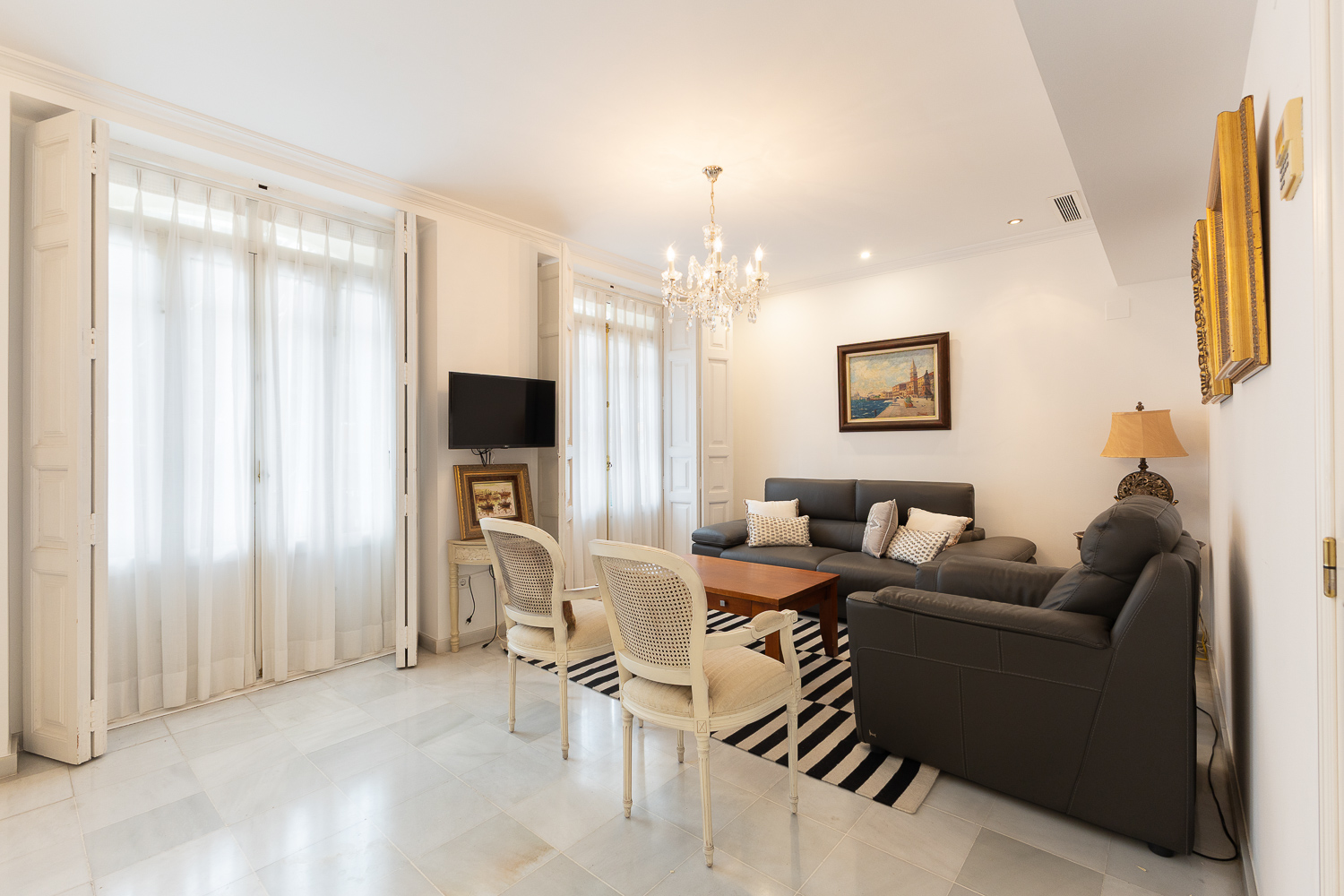 Excellent furnished home opposite the Colón Market