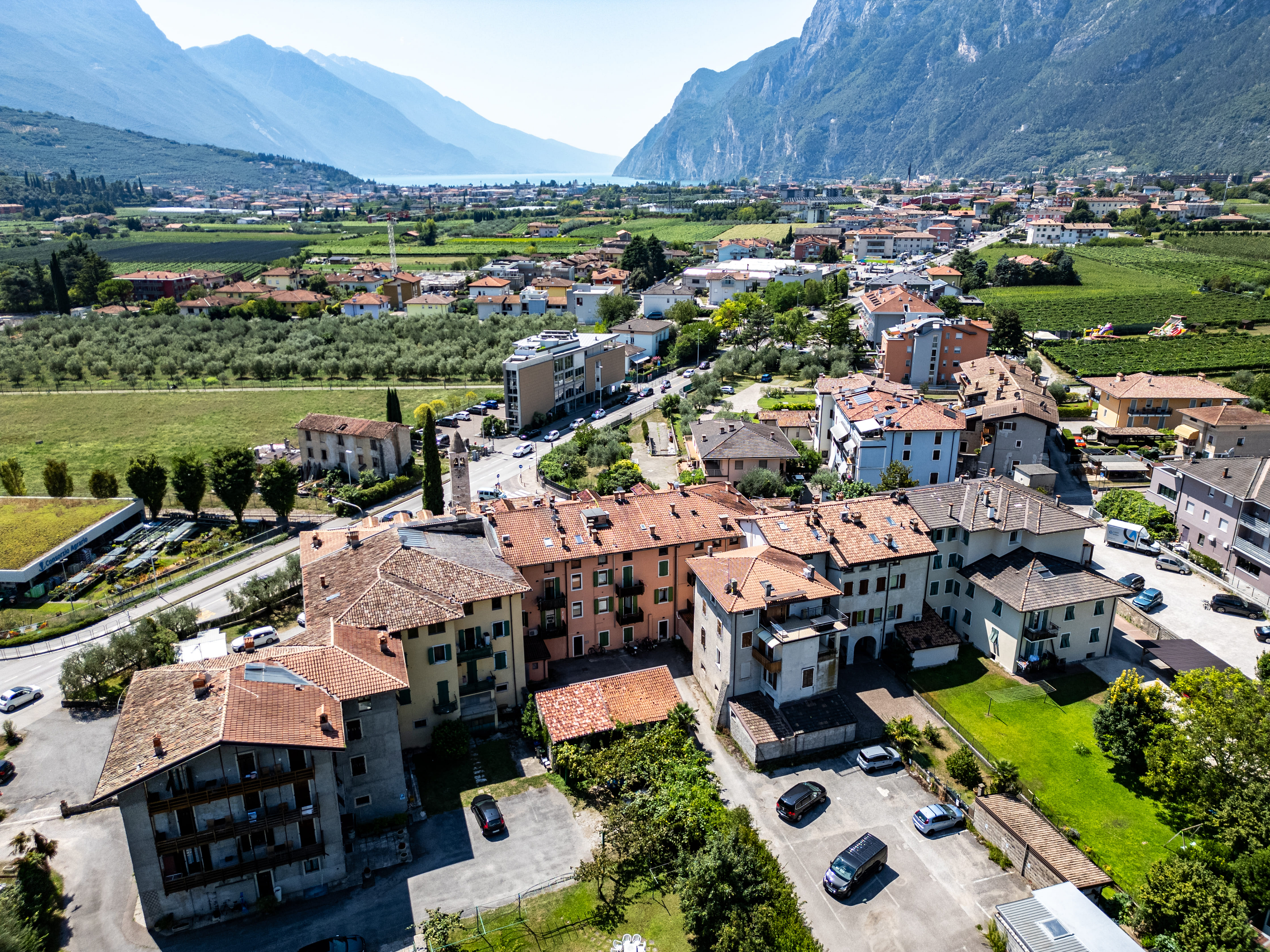 Lake Garda | Charming top-floor apartment with panoramic views & private parking. Perfect holiday rental investment (Free from "Gilmozzi Law" restrictions)