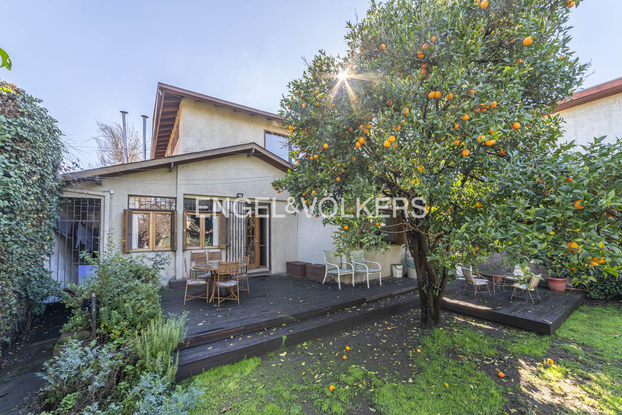 Preciosa casa con amplio terreno en la Reina