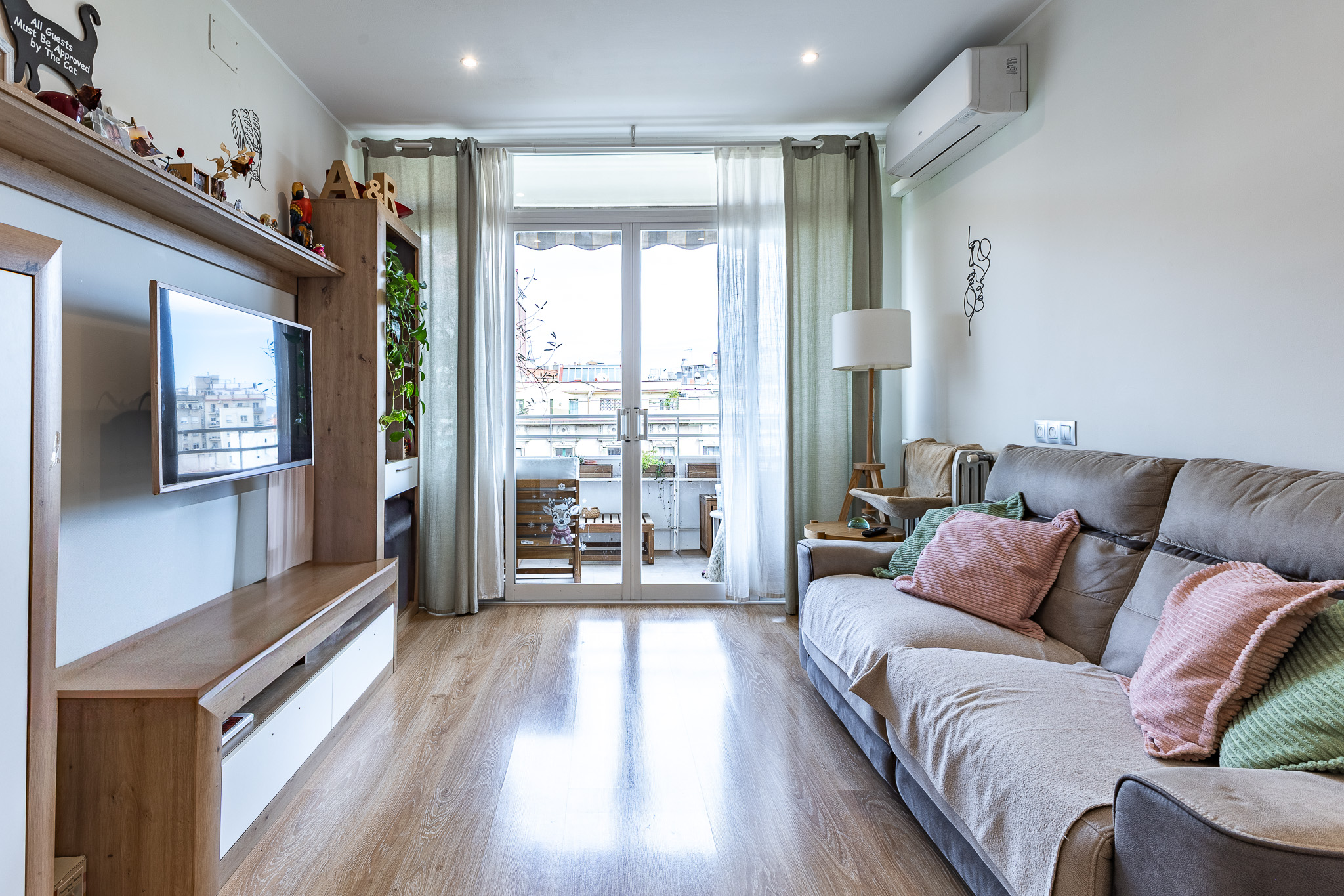 Exclusive 4-bedroom, 2-bath apartment in Poble-sec—Live unmatched style with seamless urban connectivity