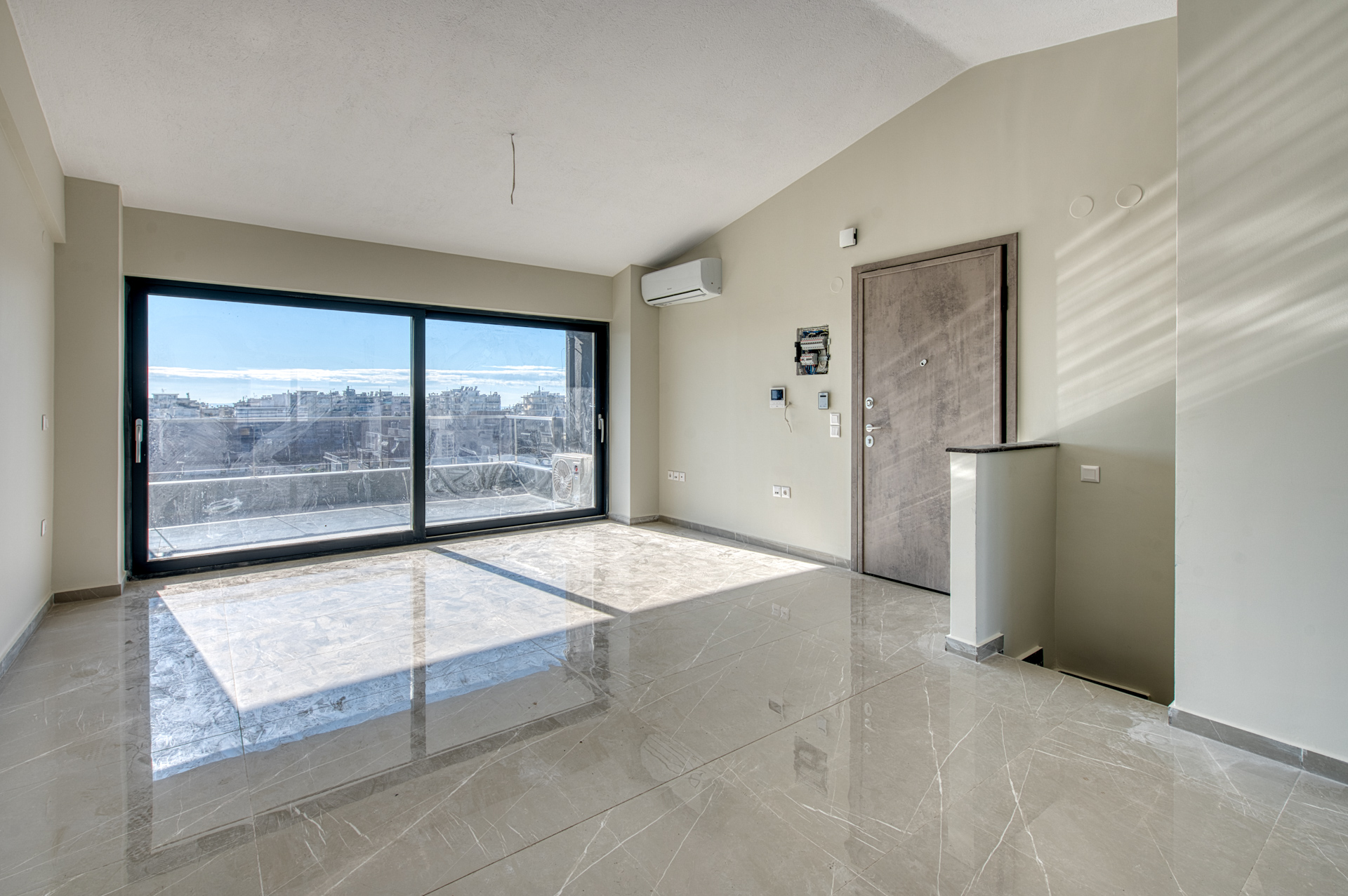 Newly built 3-bedroom maisonette with parking