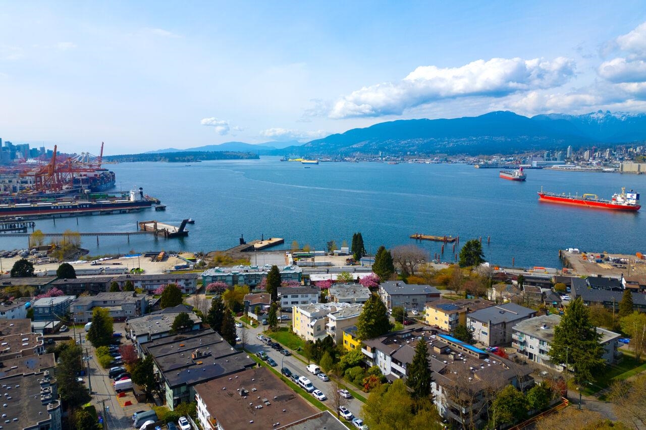 Beautifully Designed 2-Bedroom + Den in Hastings Sunrise!