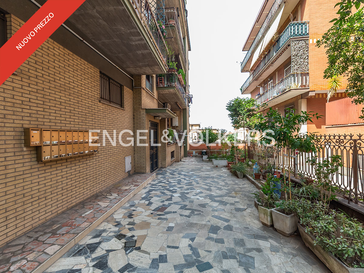 Spacious three-room apartment in the Borghesiana area