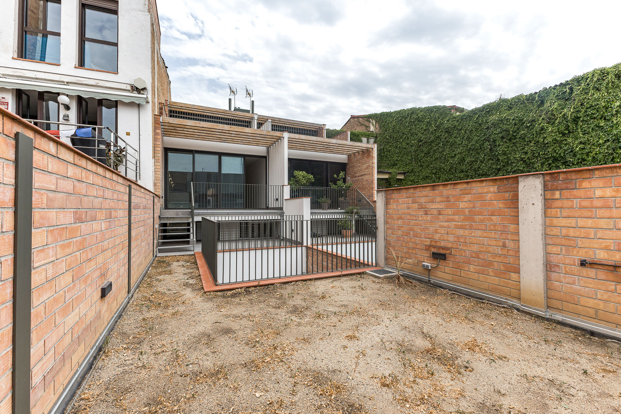 High-quality single-family home: 4 bedrooms, 2 dream suites, terraces, and historic renovation in the center