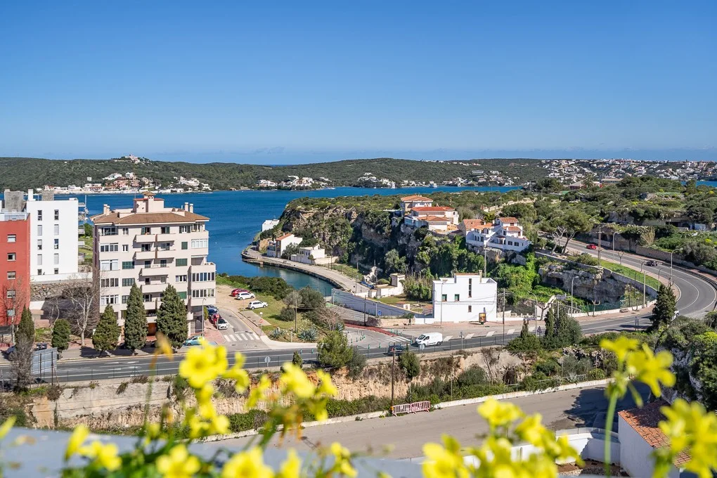 Duplex-Penthouse mit Terrasse, Parkplatz und Blick auf den Hafen von Mahón, Menorca
