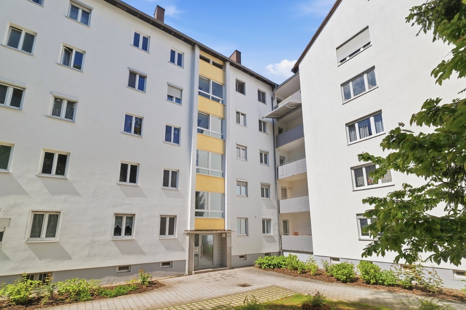 Zentral & ruhig: renovierte 4-Zimmer-Wohnung mit 2 Loggien