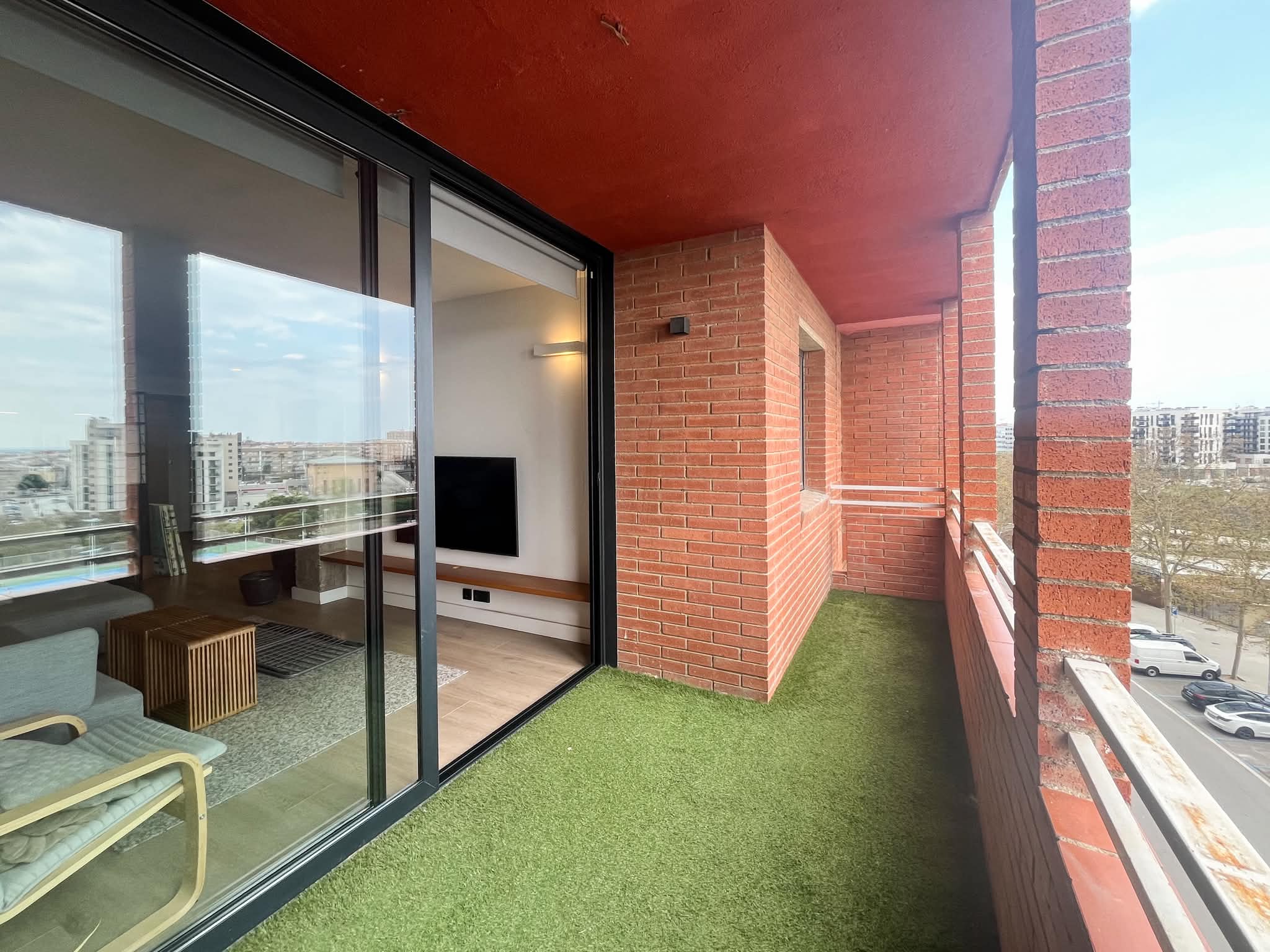 Fantastic penthouse with terrace, parking and storage in the TV3 area