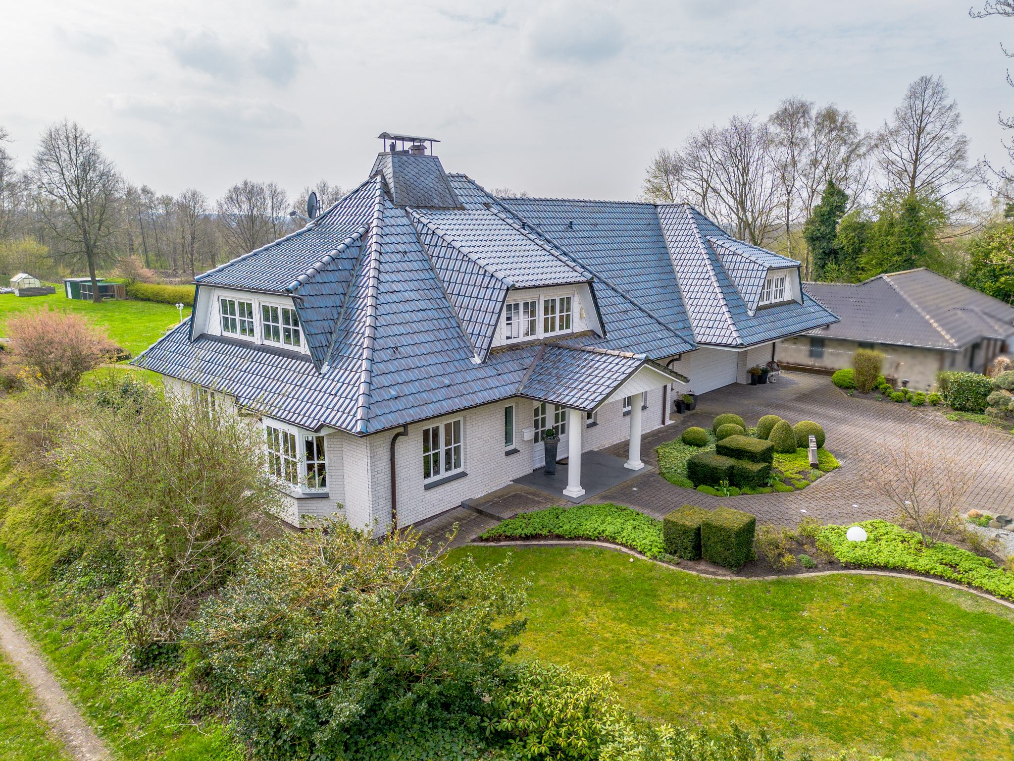 Rückzugsort der Extraklasse: Villa mit Eventlounge und Oldtimerhalle