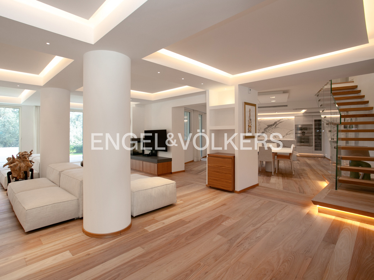 LUXURY VILLA BETWEEN SEA AND LAKE IN SABAUDIA