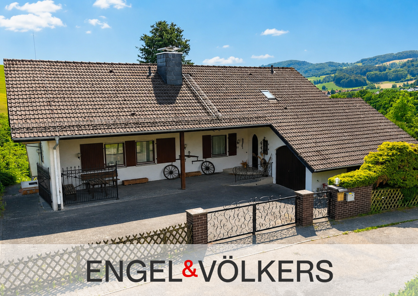 Wohnen mit Weitblick – Charmantes Einfamilienhaus mit Indoor-Pool und außergewöhnlichem Potenzial