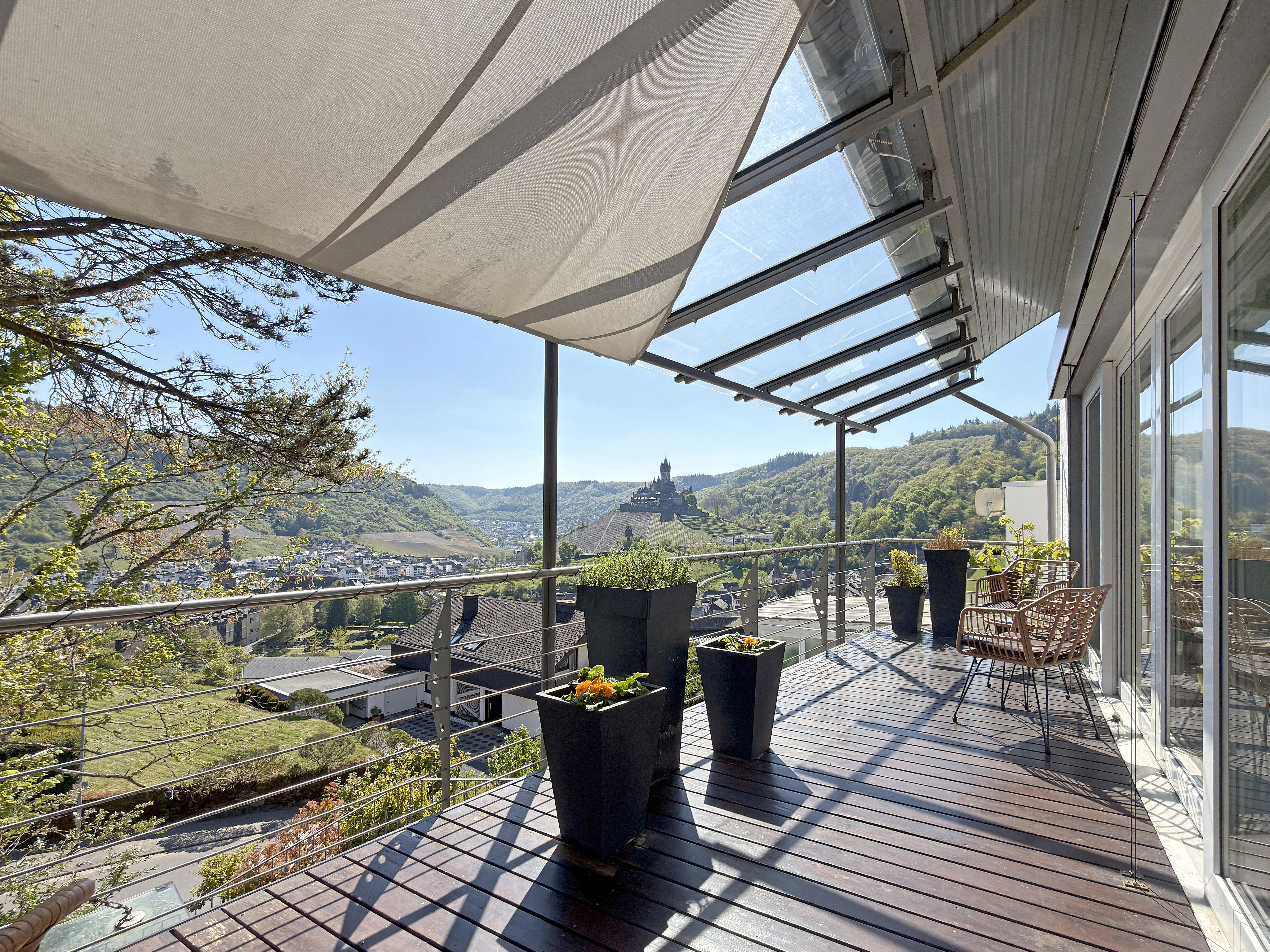 Traumblick vom Wohnzimmer auf Reichsburg und Mosel