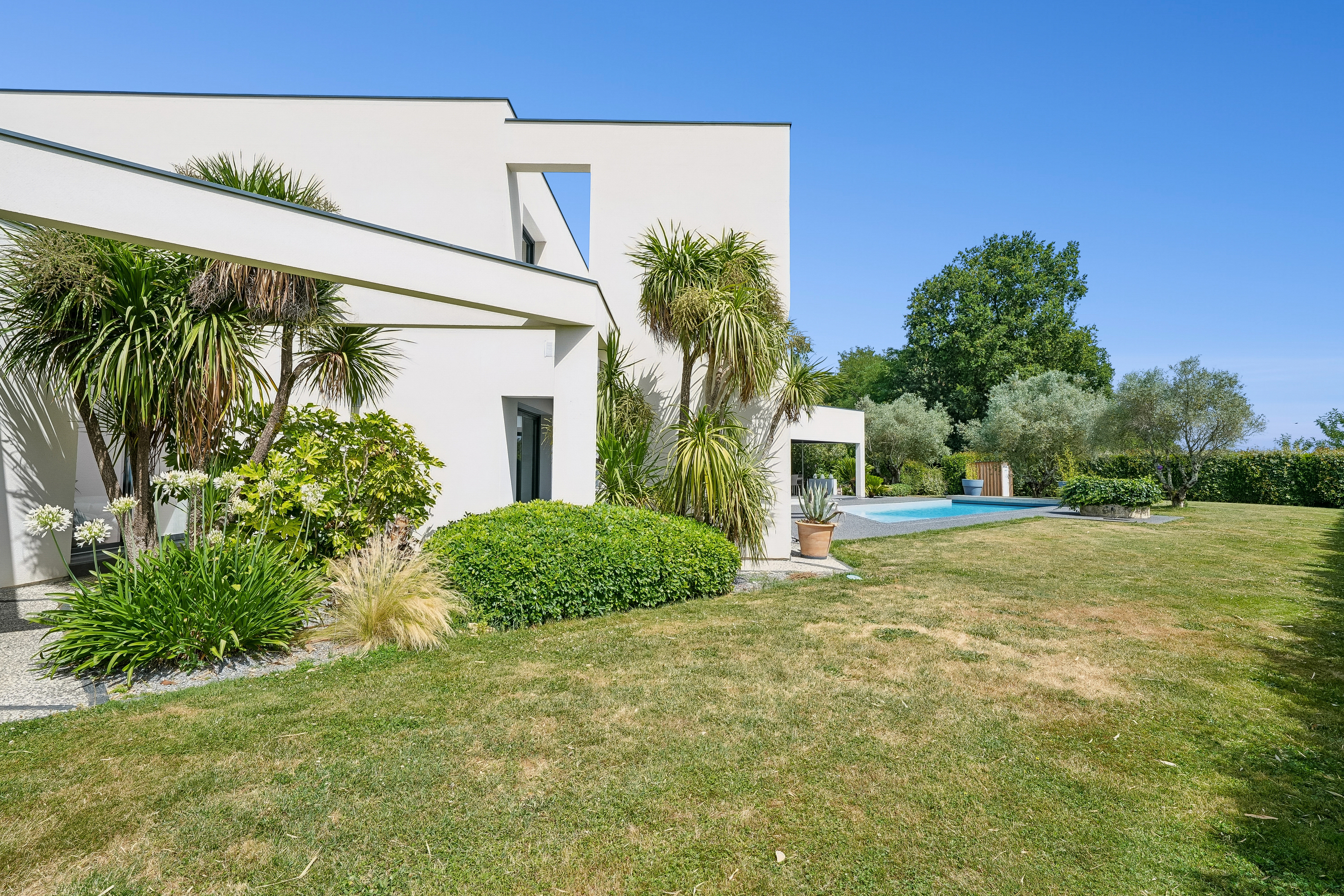 Contemporary architect-designed villa in Bouliac | Exceptional 287 m², 4 suites, pool and premium security 15 min from Bordeaux