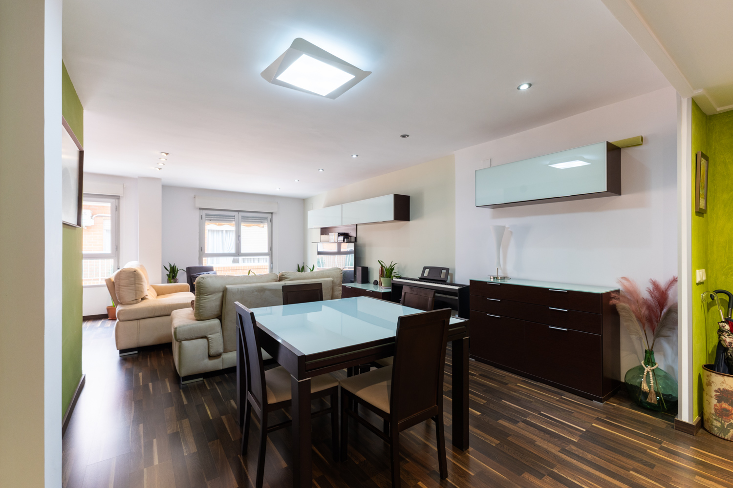 Modern apartment just 40 minutes from Valencia:  3 bedrooms, garage, and high-quality finishes.