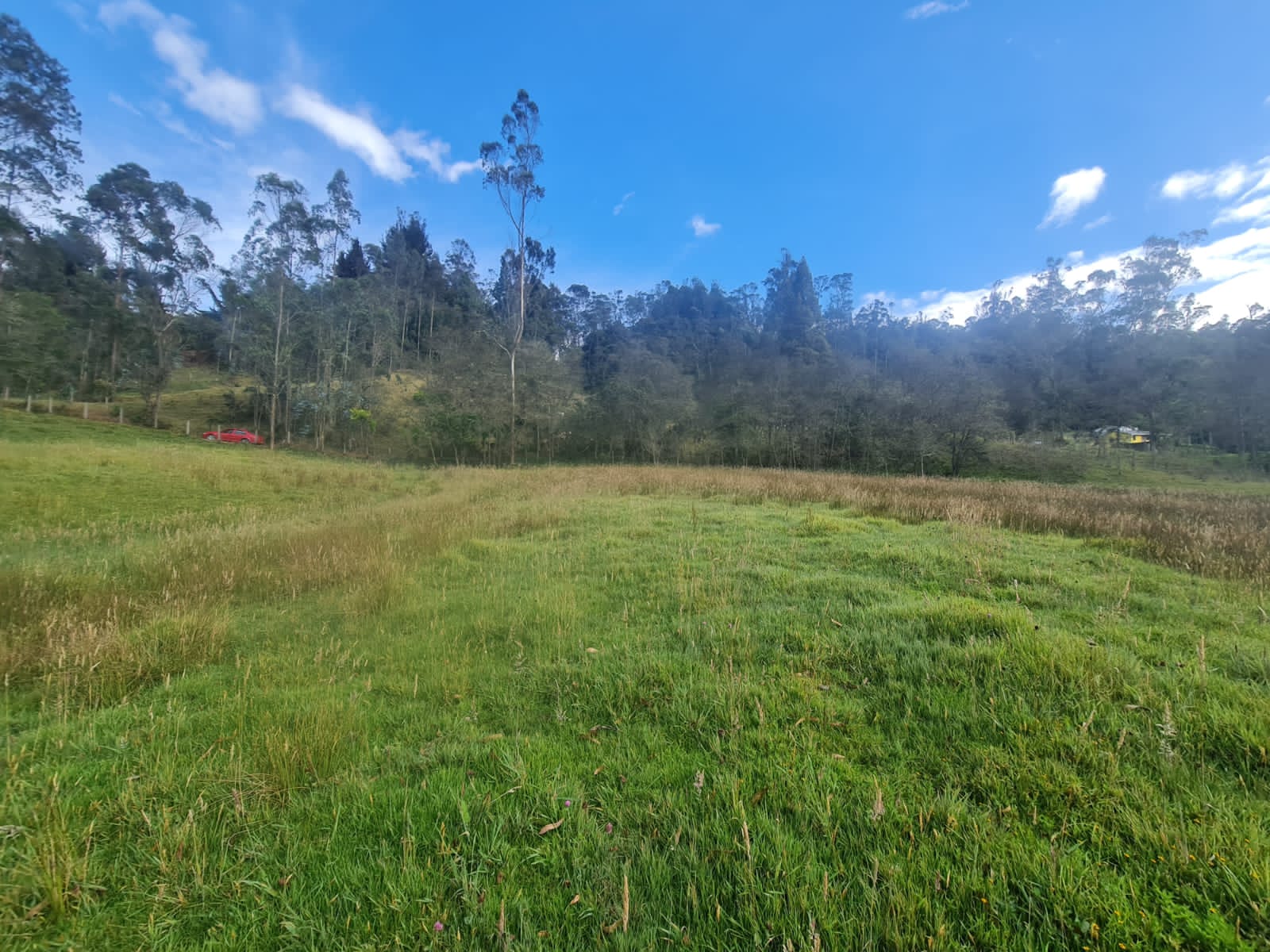 Lote con vista al Río Teusacá en un entorno natural y vista a las montañas.