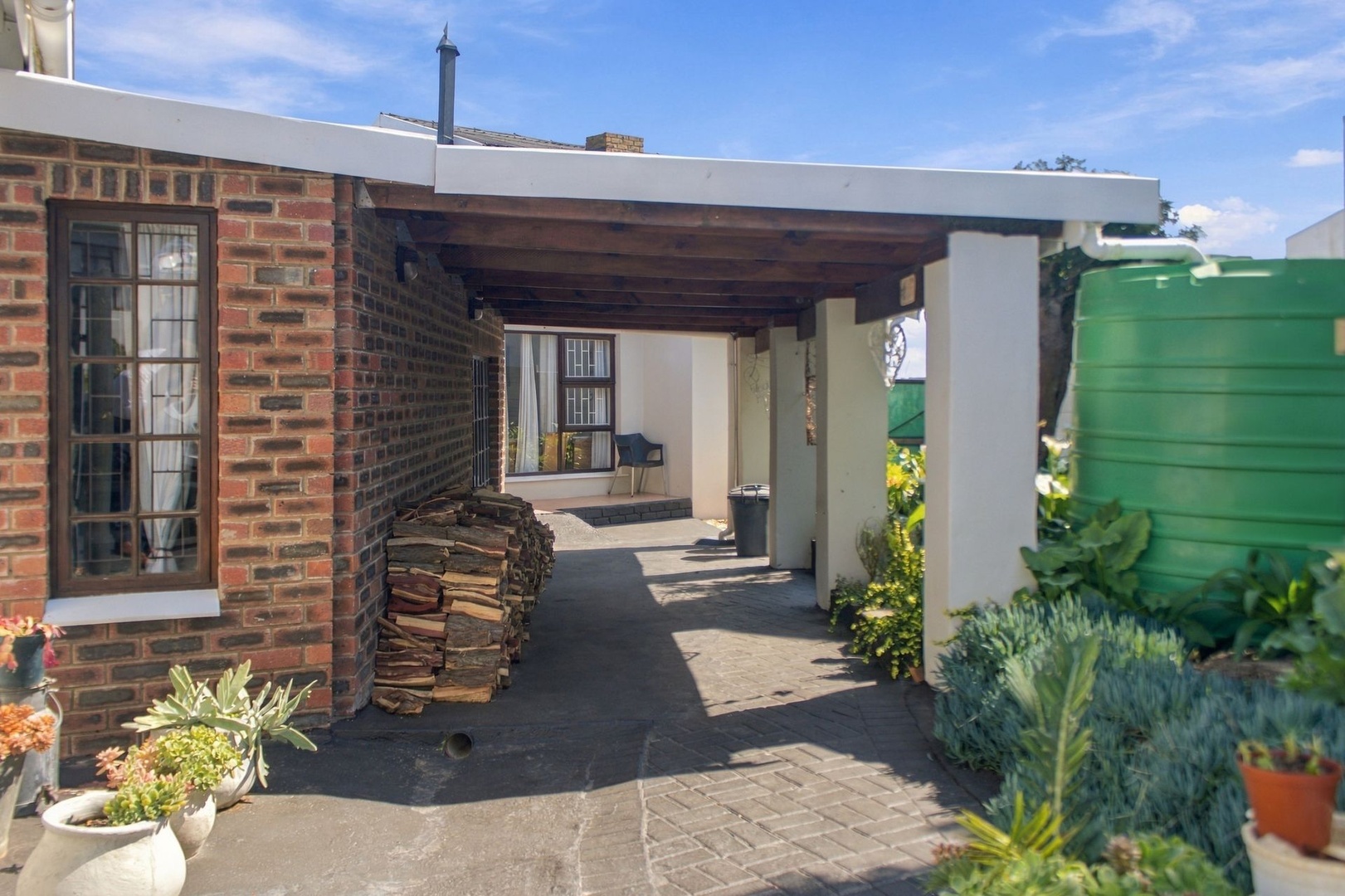 Prime Coastal Investment: Sweeping Ocean Views & Unrivalled Versatility