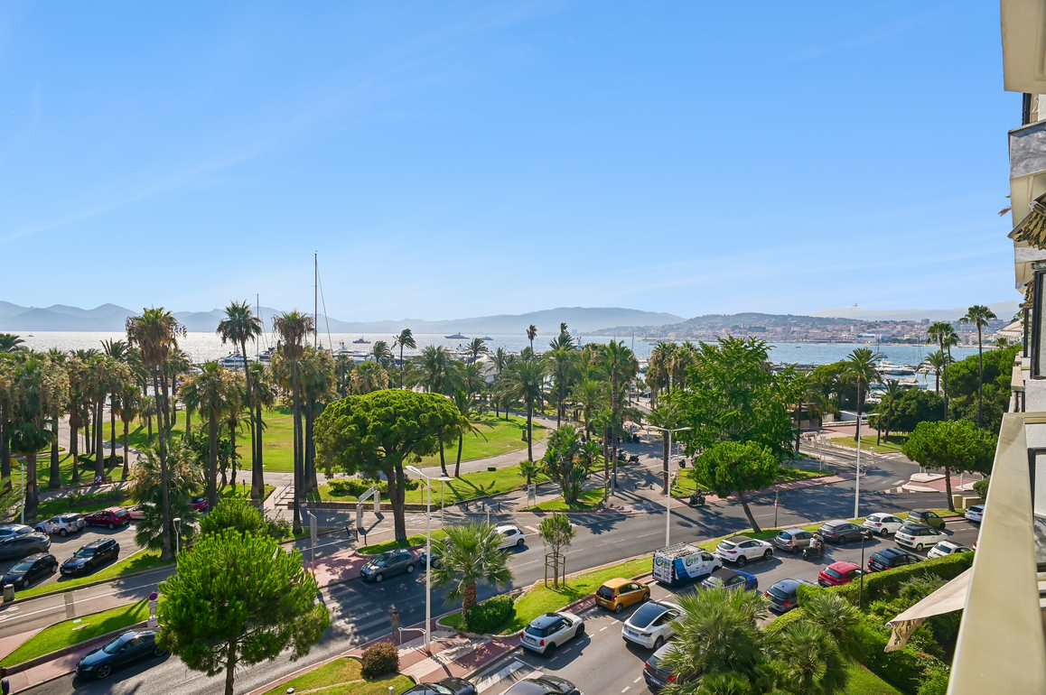 La Croisette, Cannes - Exceptional renovated apartment with panoramic sea views