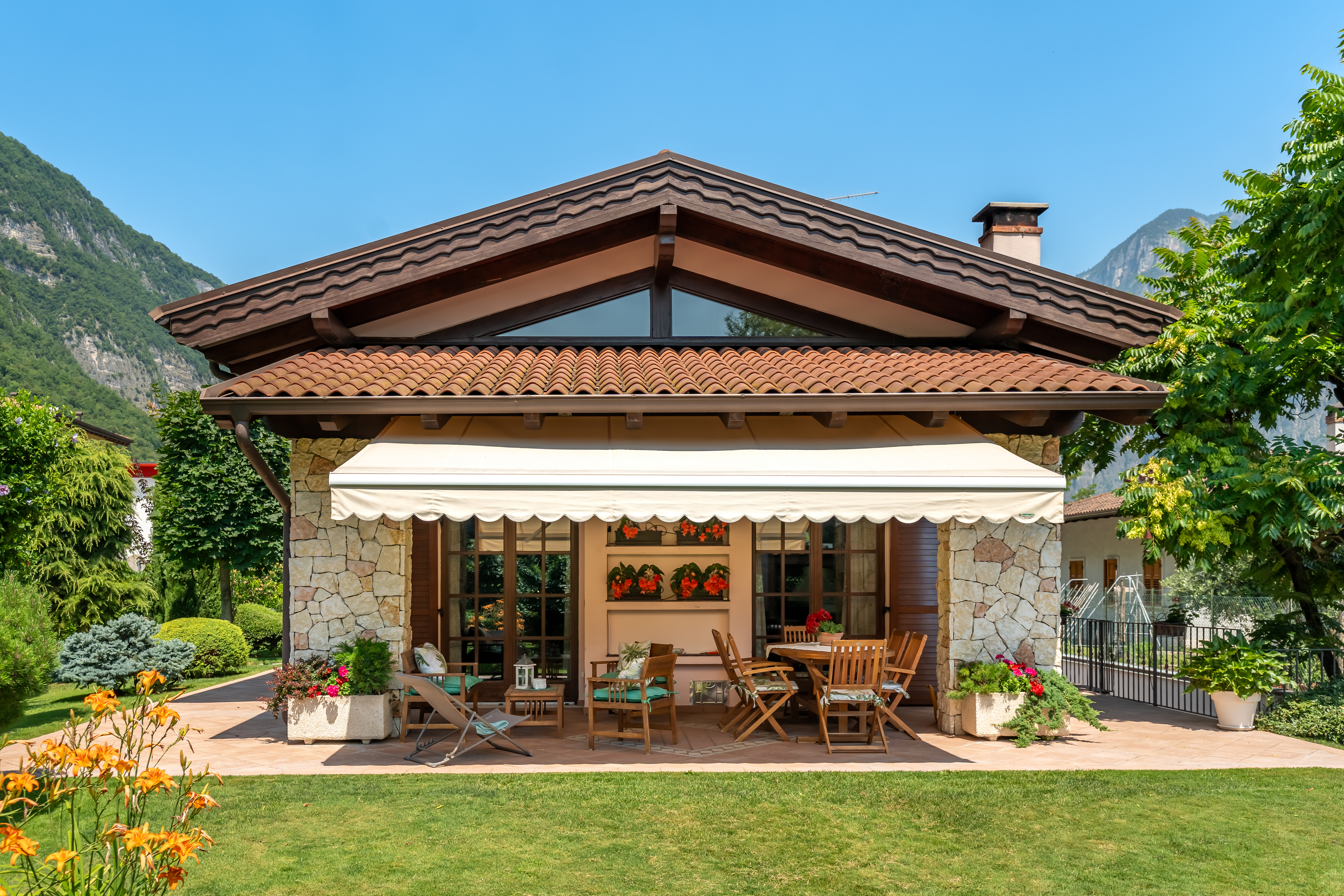 Prestigious villa with large private garden in the heart of Mezzolombardo