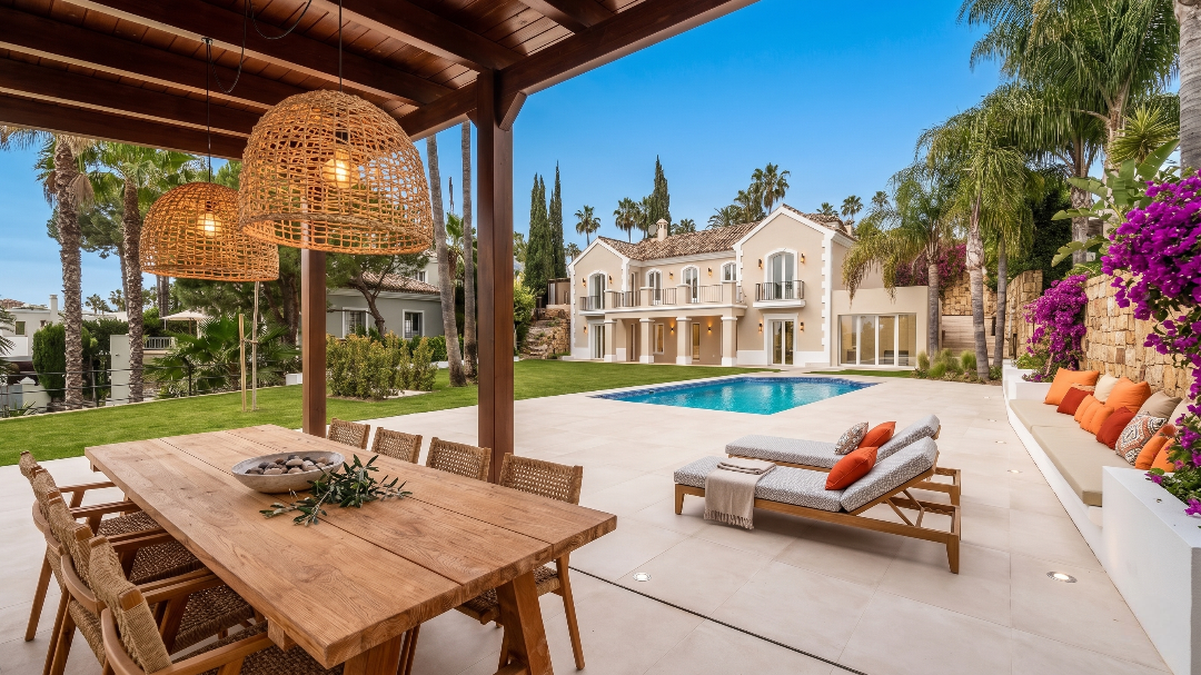 Moderna villa andaluza que destaca por su estilo bohemio minimalista y sus preciosas vistas