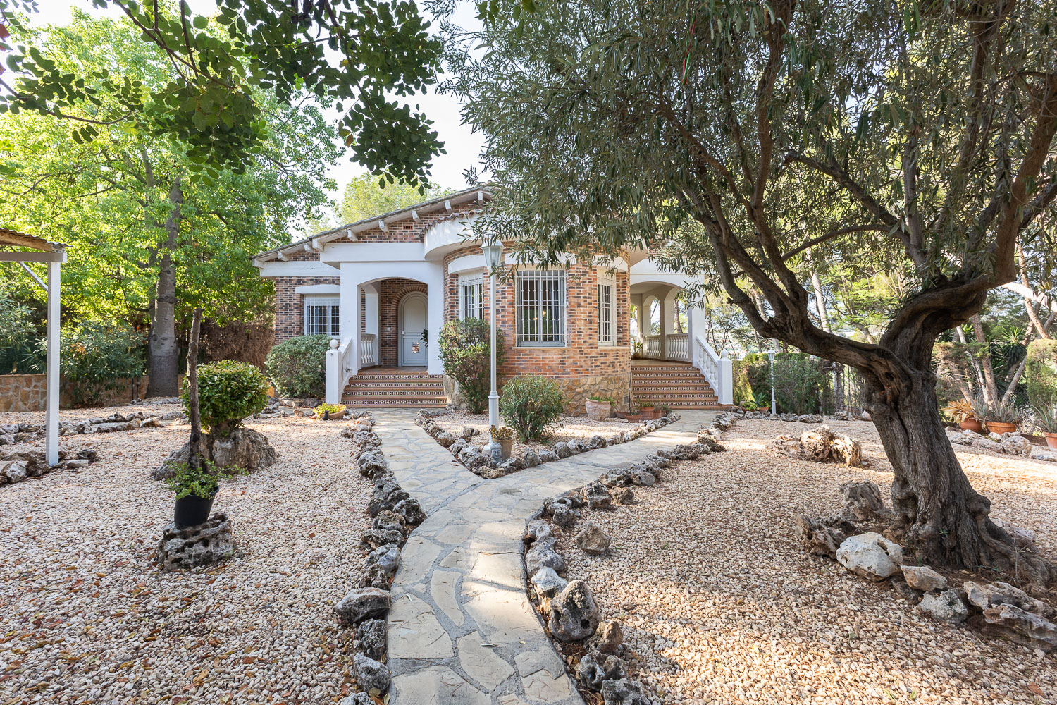Spacious, bright, furnished villa with a swimming pool