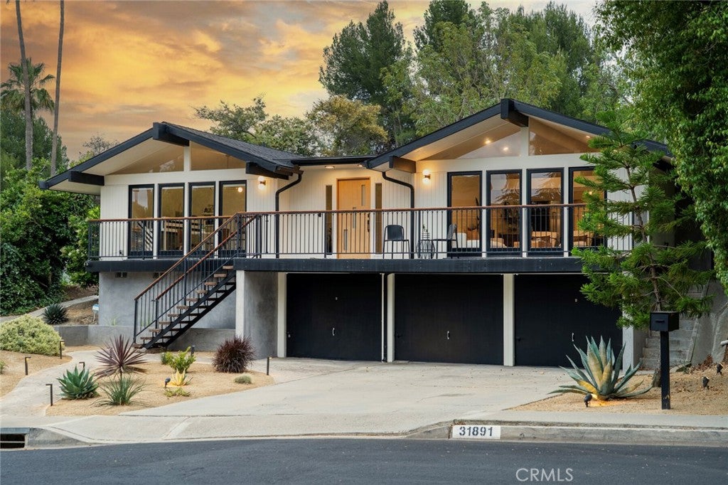 Fully Furnished Mid Century Modern Home For Lease