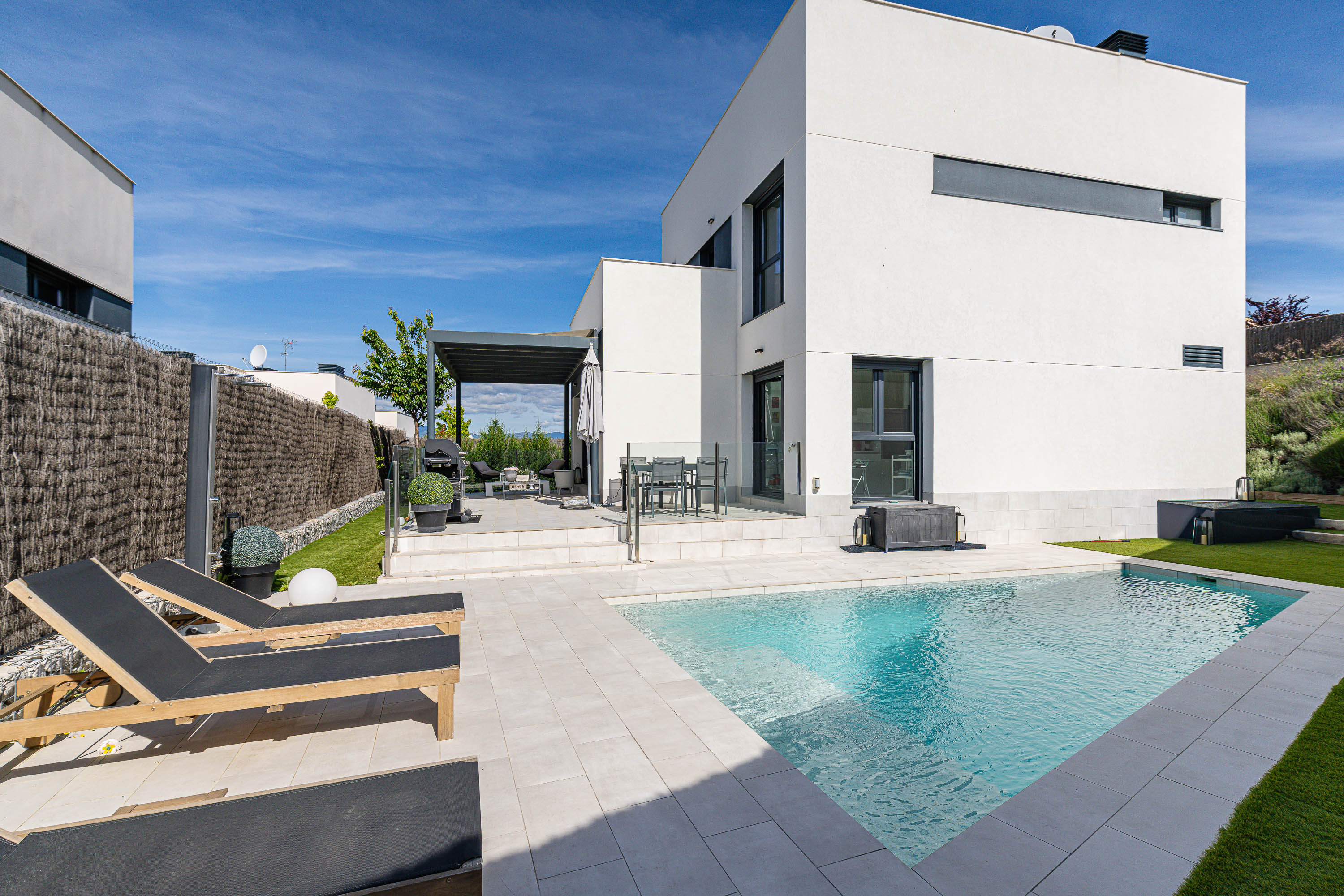 Exclusiva vivienda contemporánea con piscina privada en La Colonia, Torrelodones