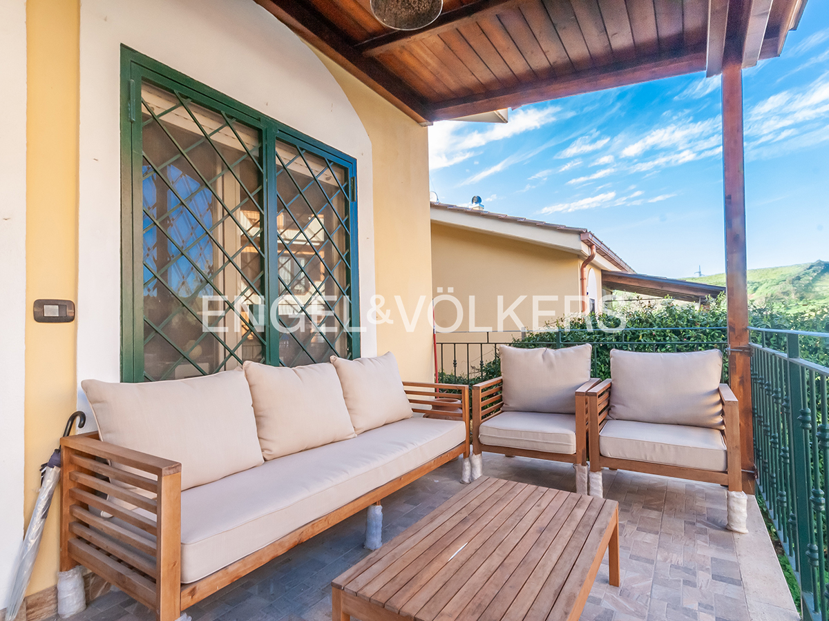 Small villa with garden and furnished patio, La Selvotta