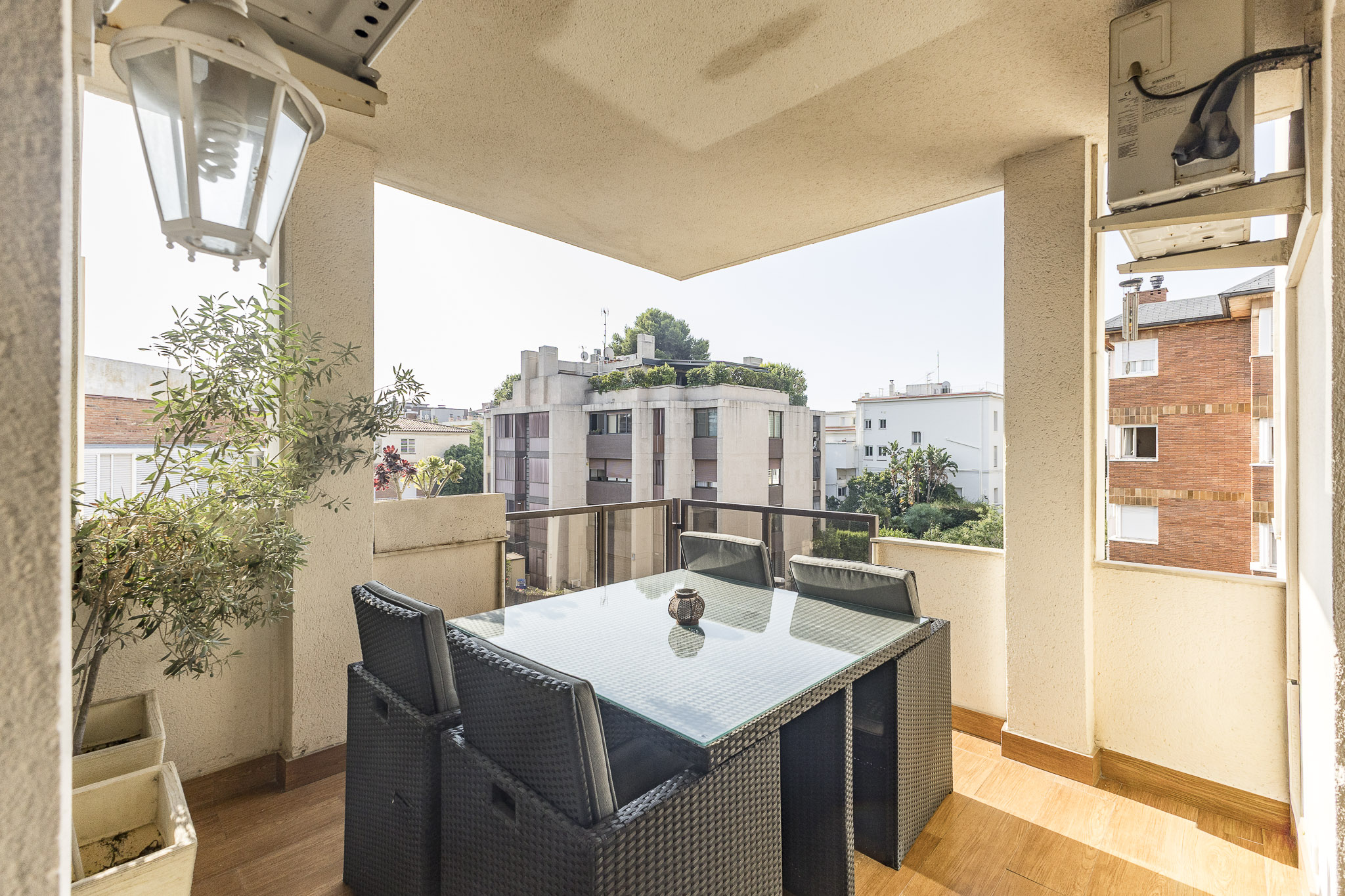 Exclusive, bright corner property with terrace on Modolell Street