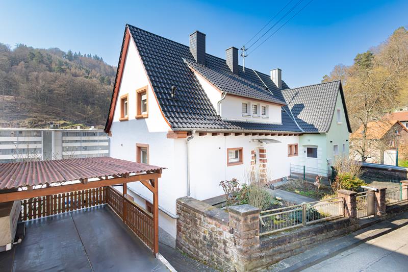 Charmante Doppelhaushälfte, renoviert, mit Einliegerwohnung und Südausrichtung!