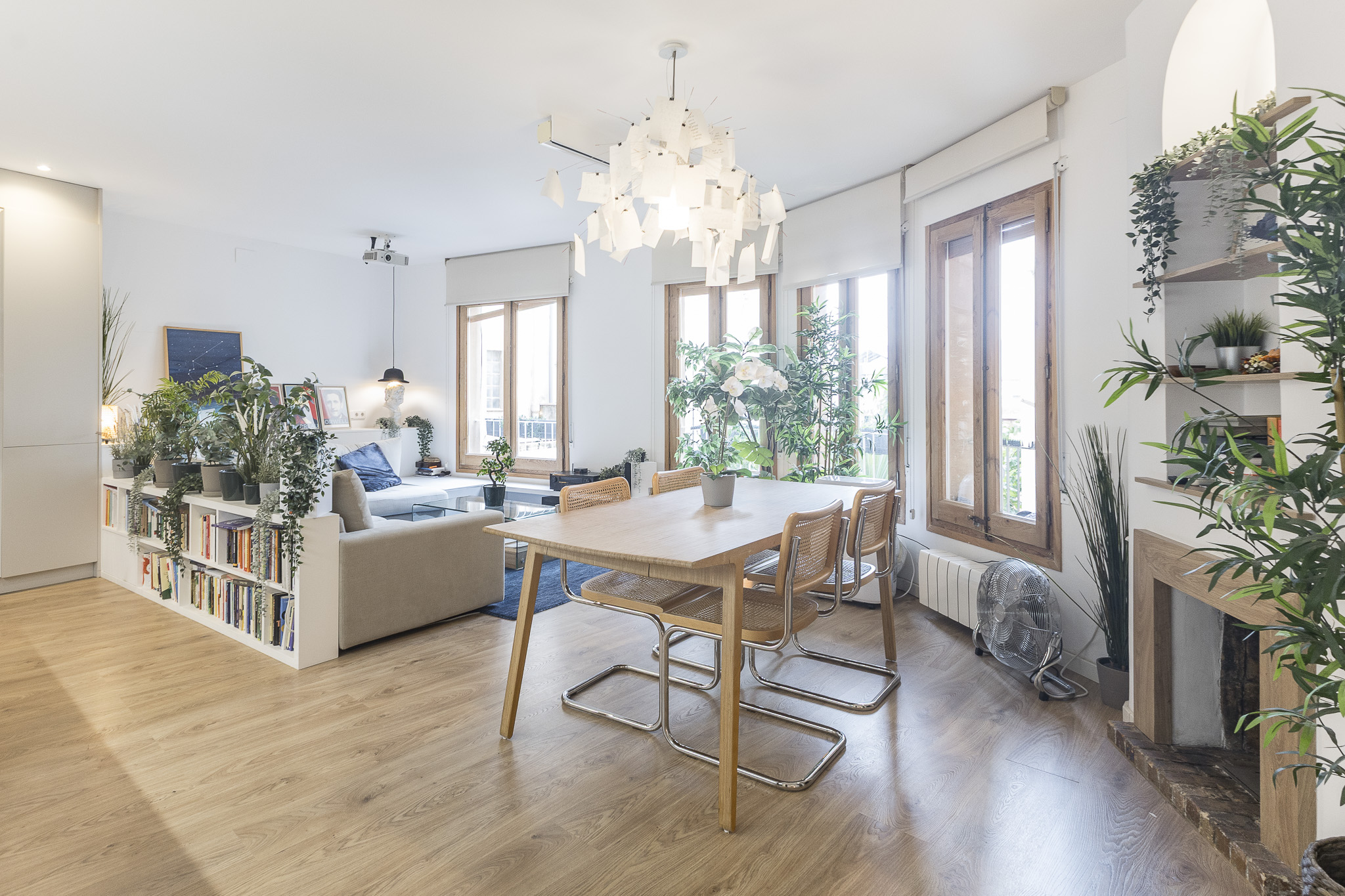 Renewed elegance in Barcelona’s upscale district: an apartment with a fireplace, green views, and contemporary comfort in Sant Gervasi.