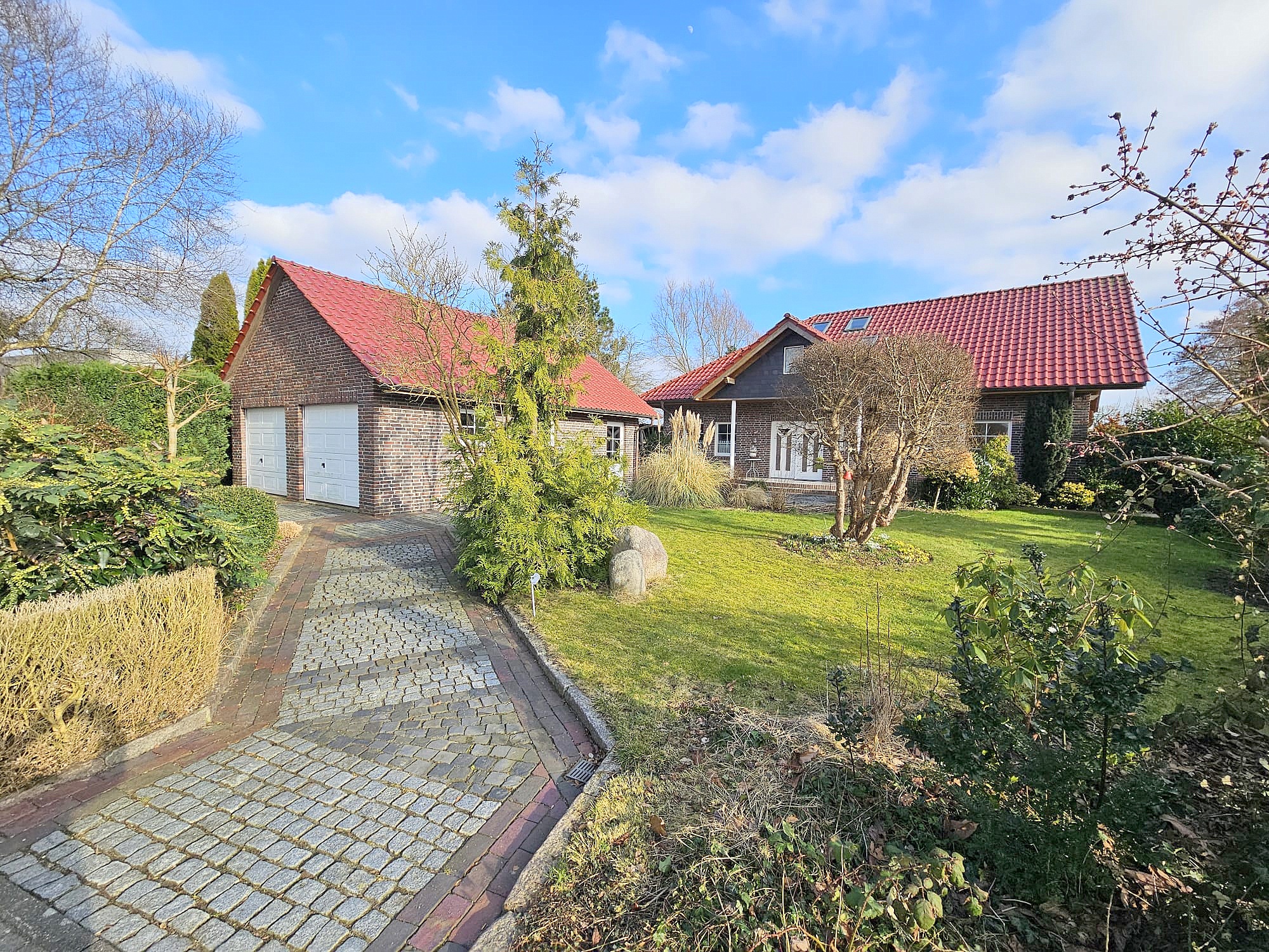 Einfamilienhaus in Sengwarden: Wohnidylle mit Schwimmteich & PV-Anlage