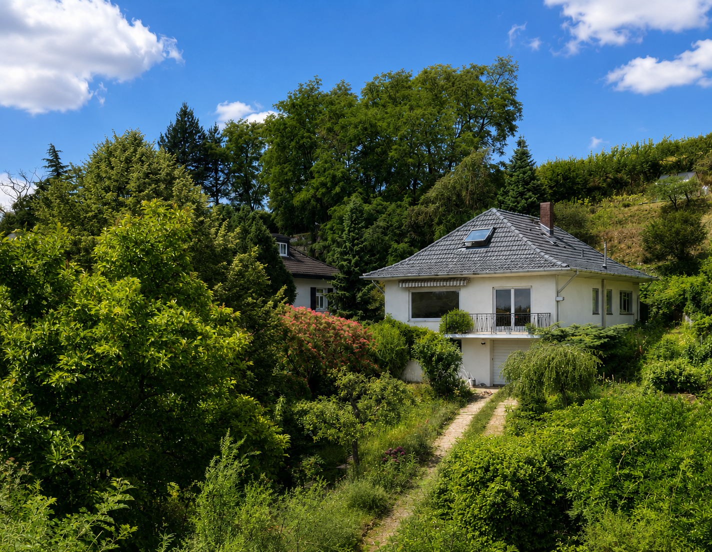 Bezauberndes Einfamilienhaus mit unverbautem Ausblick auf das Auerbacher Schloß [AI-modified]