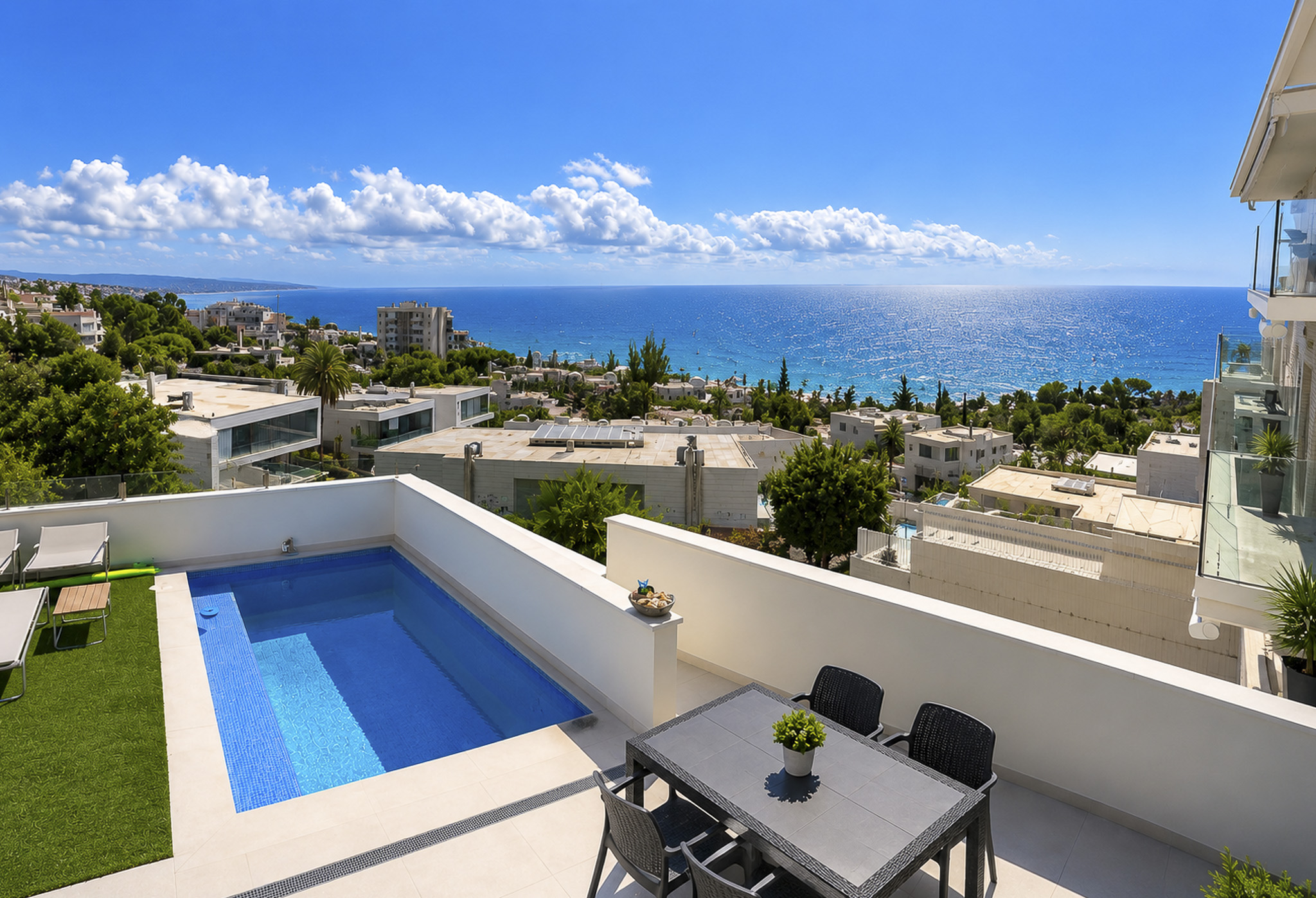 Exclusive semi-new townhouse with sea views