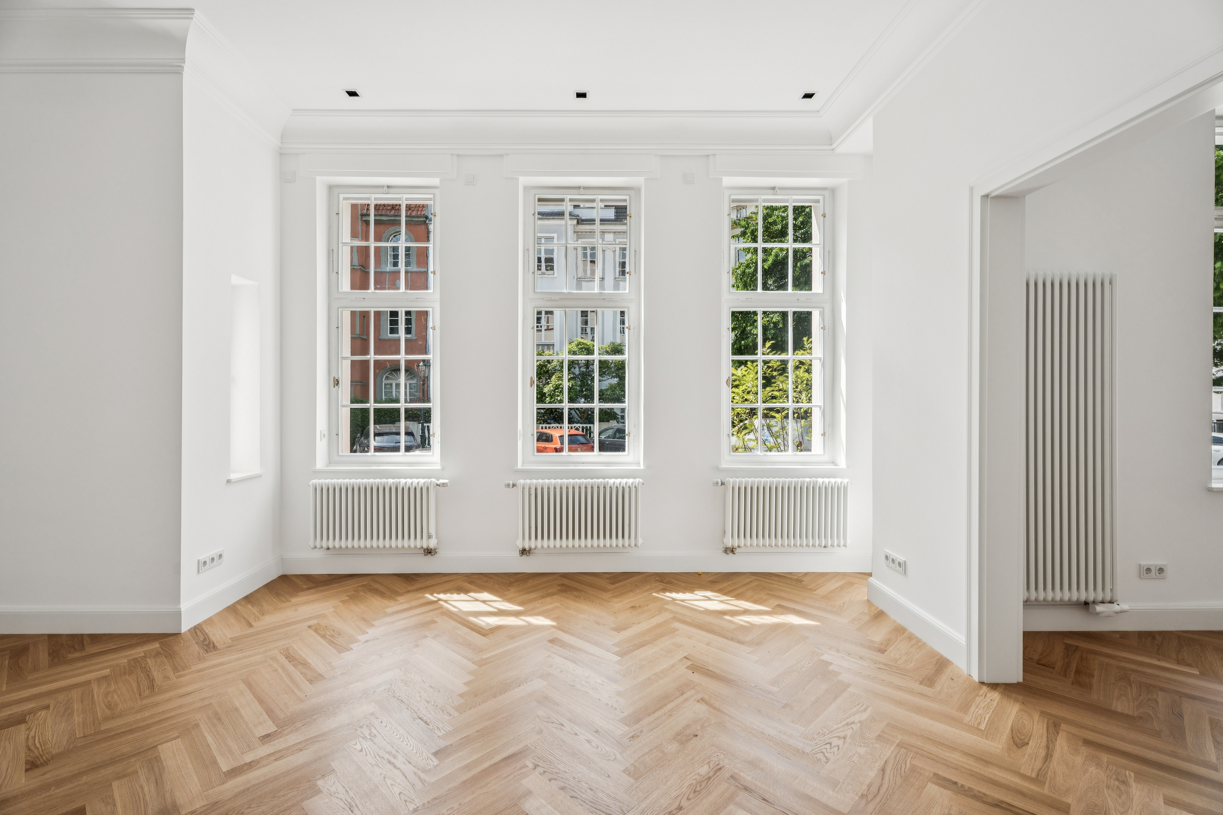Elegance and charm: stylishly modernized old apartment in the heart of Oberkassel